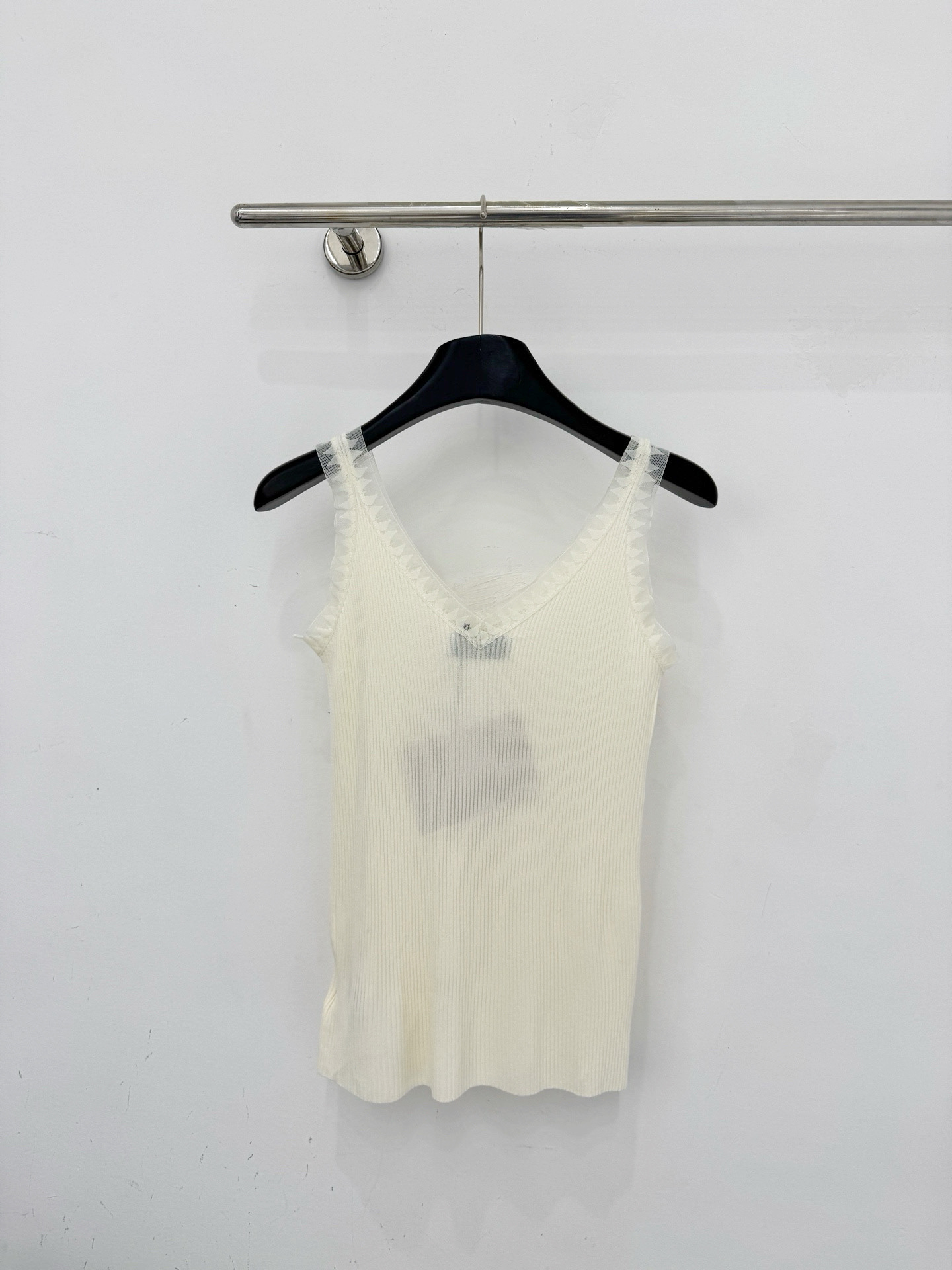 Chanel 蕾丝花边V领针织吊带，坑条修身显瘦，小标点缀，黑白两色可选，内搭外穿都很有氛围感。D