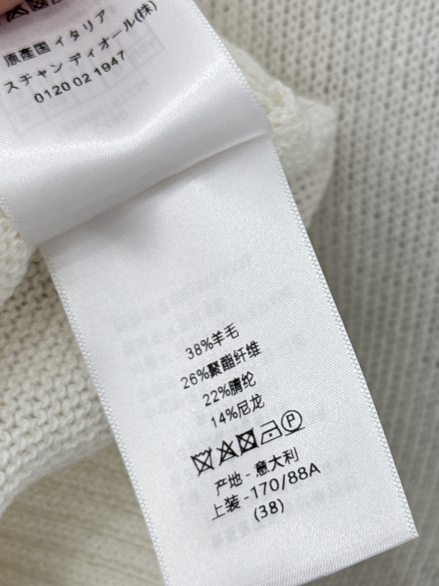 Unknown 针织短袖，圆领罗纹收边。胸前重工刺绣，融合建筑与花卉景致，灵动。软糯亲肤，法式优雅，日常通勤百搭。D