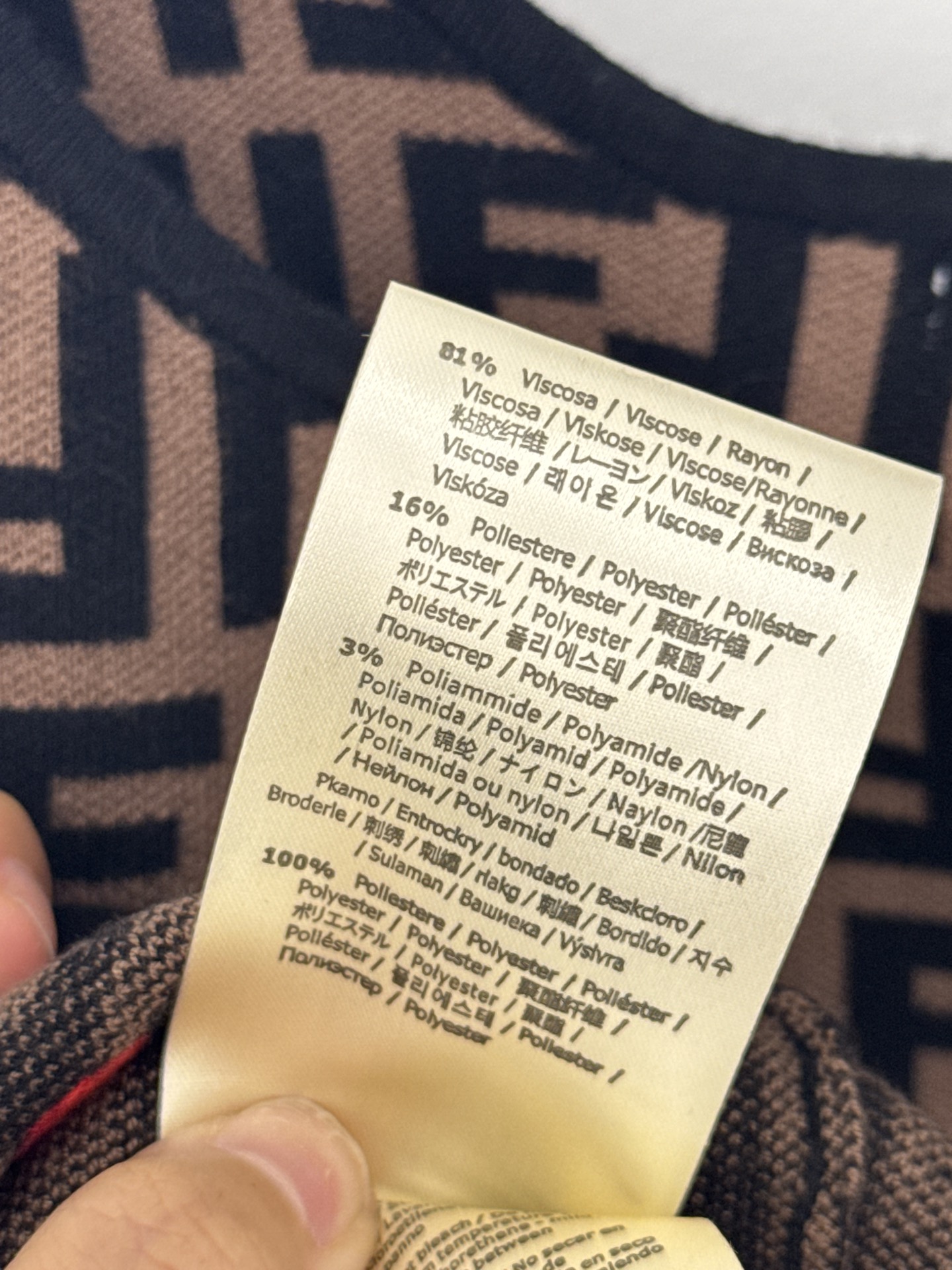 Fendi 双F老花针织背心，U型领简约利落。间色红心点缀，又俏皮。修身版型，软糯亲肤，轻松打造高阶 感