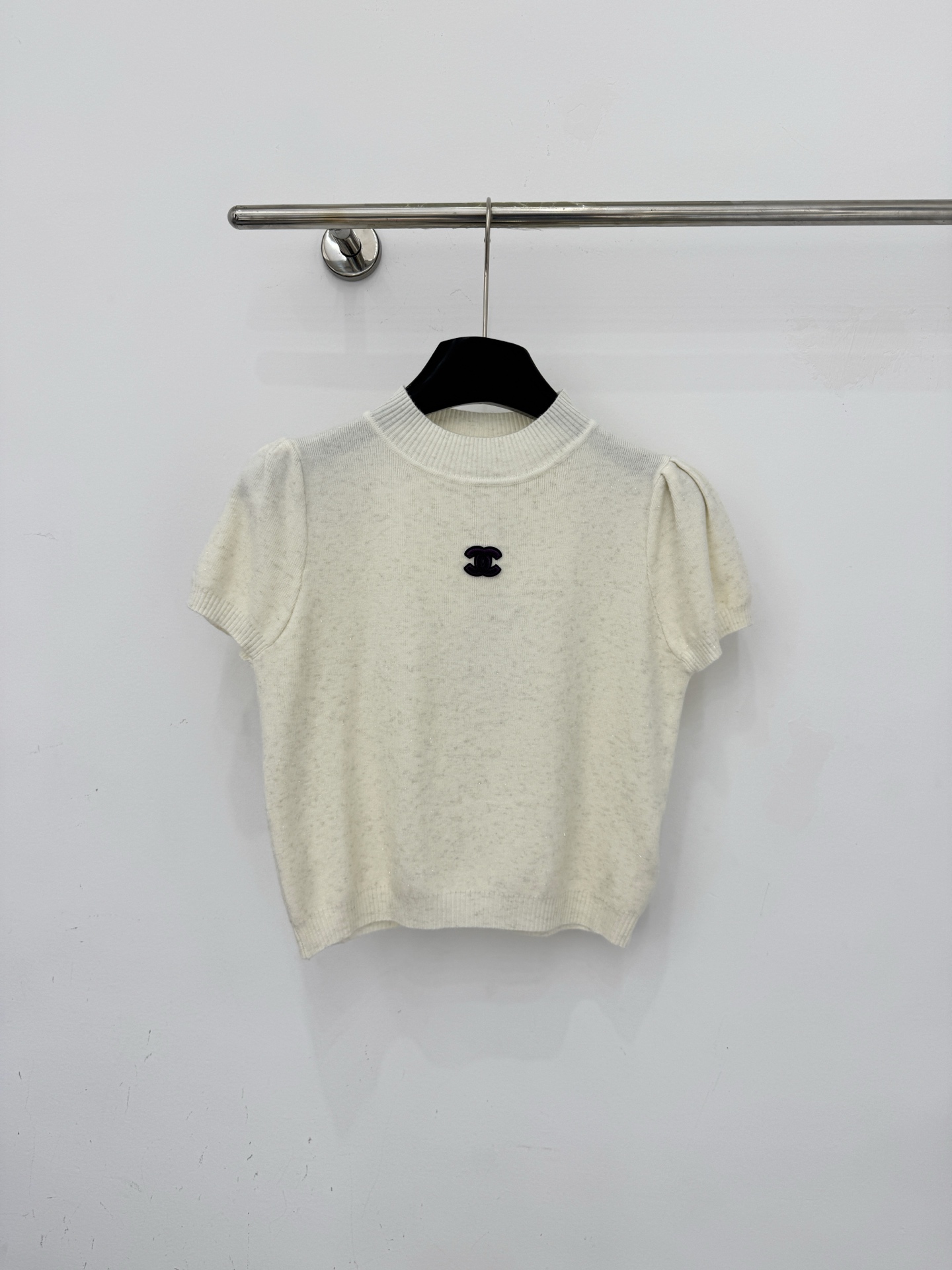 Chrome Hearts 软糯细闪针织短袖，半高领泡泡袖设计，温柔减龄。胸前双C刺绣点缀，简约高级，两色可选，日常通勤百搭。D