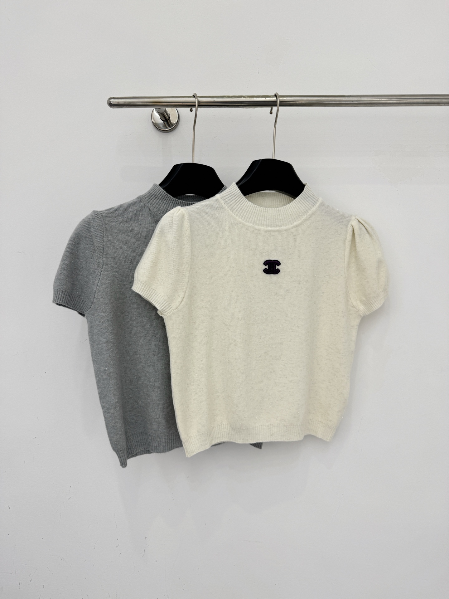 Chrome Hearts 软糯细闪针织短袖，半高领泡泡袖设计，温柔减龄。胸前双C刺绣点缀，简约高级，两色可选，日常通勤百搭。D