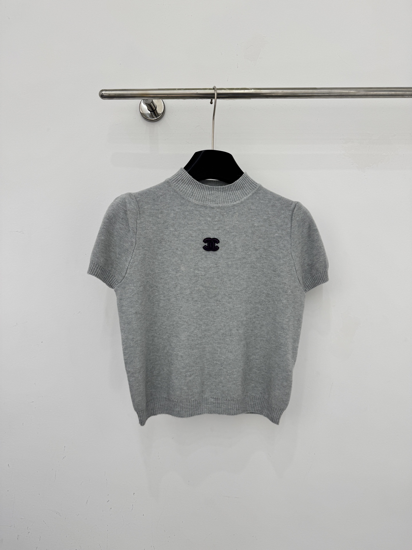 Chrome Hearts 软糯细闪针织短袖，半高领泡泡袖设计，温柔减龄。胸前双C刺绣点缀，简约高级，两色可选，日常通勤百搭。D