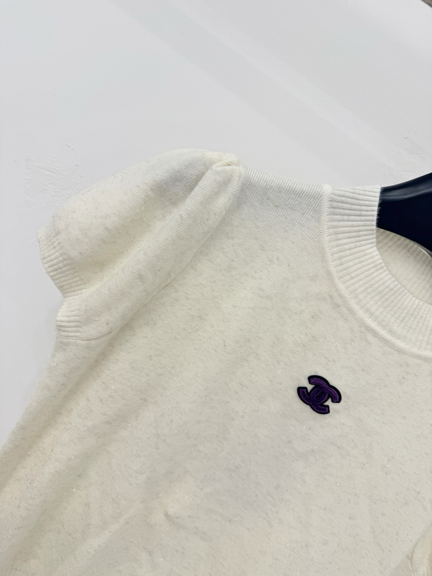 Chrome Hearts 软糯细闪针织短袖，半高领泡泡袖设计，温柔减龄。胸前双C刺绣点缀，简约高级，两色可选，日常通勤百搭。D