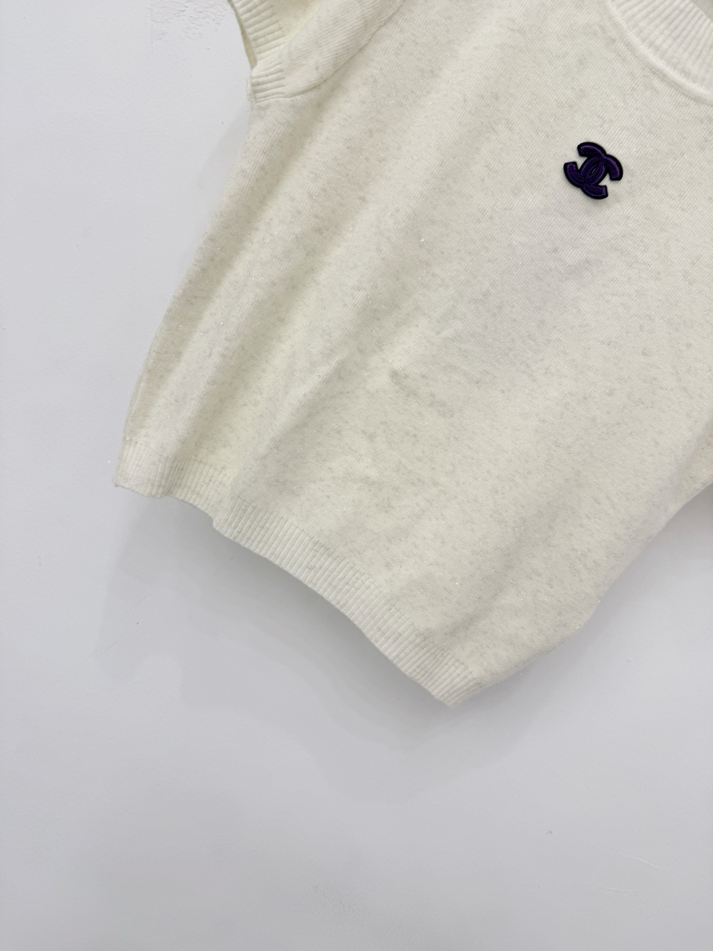 Chrome Hearts 软糯细闪针织短袖，半高领泡泡袖设计，温柔减龄。胸前双C刺绣点缀，简约高级，两色可选，日常通勤百搭。D