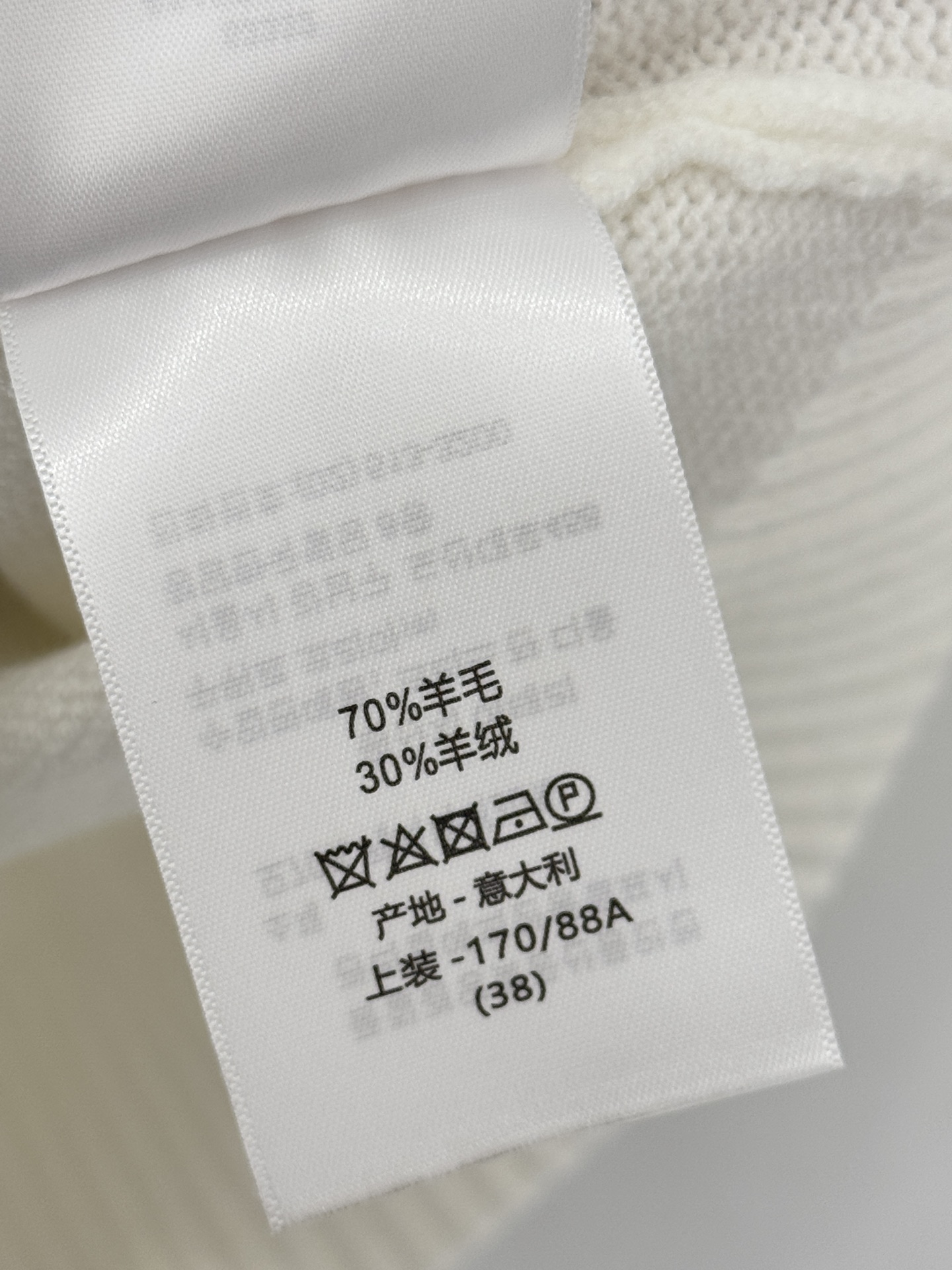 Unknown 法式 针织短袖，圆领罗纹设计，胸前重工热气球丛林刺绣，灵动。软糯亲肤，两色可选，优雅百搭。H