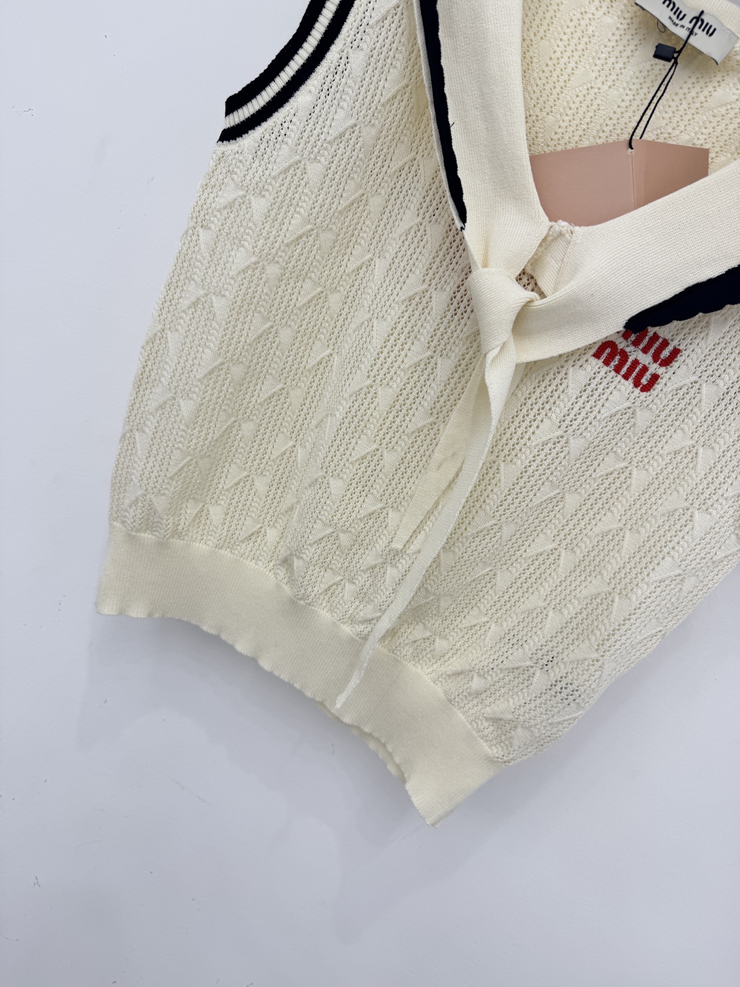Chanel 海军领针织背心，撞色花边领+飘带设计，减龄学院风。镂空菱格纹透气，小标点缀，温柔百搭。L