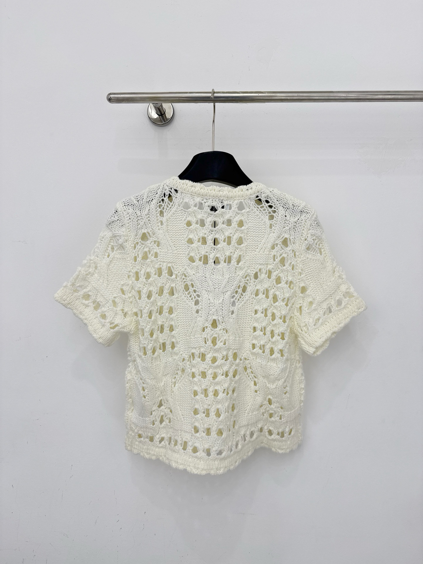 Chrome Hearts 奶白镂空针织短袖开衫，重工钩花肌理，通透透气，圆领单排扣，宽松短款版型，温柔慵懒，叠穿单穿皆可。h