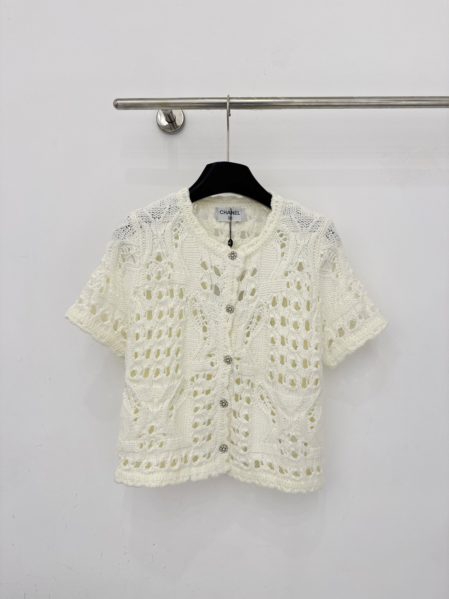 Chrome Hearts 奶白镂空针织短袖开衫，重工钩花肌理，通透透气，圆领单排扣，宽松短款版型，温柔慵懒，叠穿单穿皆可。h