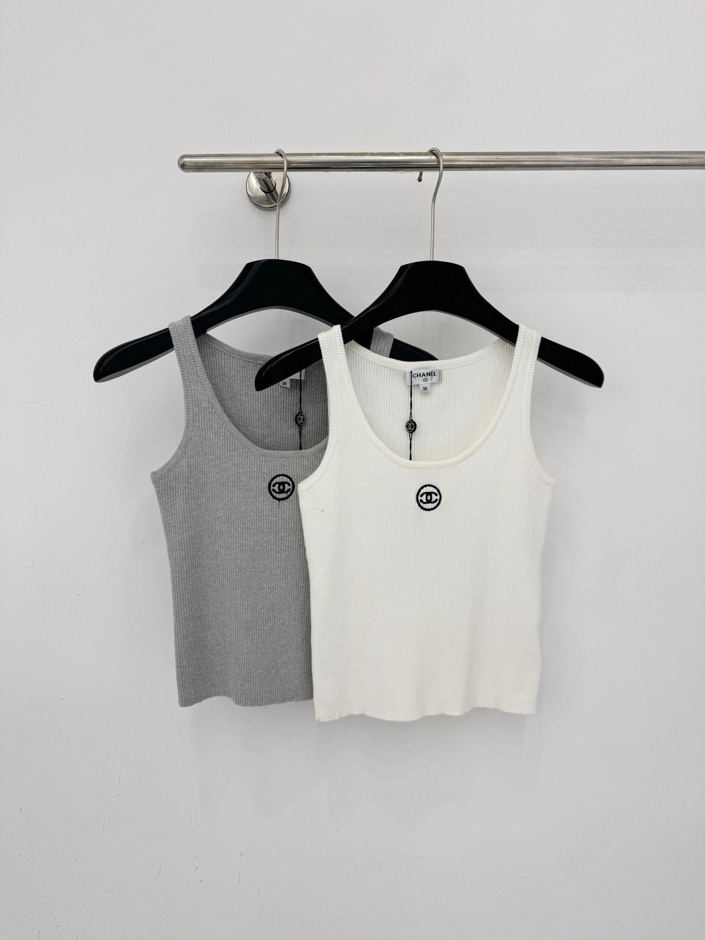Chrome Hearts 黑白两色针织背心，修身显瘦，软糯亲肤，简约U领，小标点缀，百搭内搭外穿都 。L
