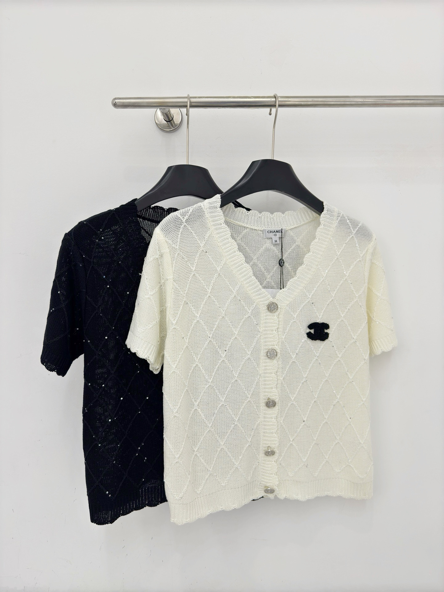 Chrome Hearts 黑白菱格亮片针织短袖开衫，V领波浪边，小标点缀，透气镂空，简约高级，百搭耐看。D