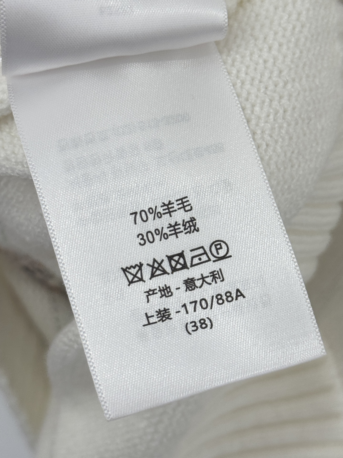 Unknown 针织短袖，以 建筑花卉刺绣为核心，柔糯亲肤面料，圆领短袖设计，优雅又兼具 艺术感，尽显高级质感。H