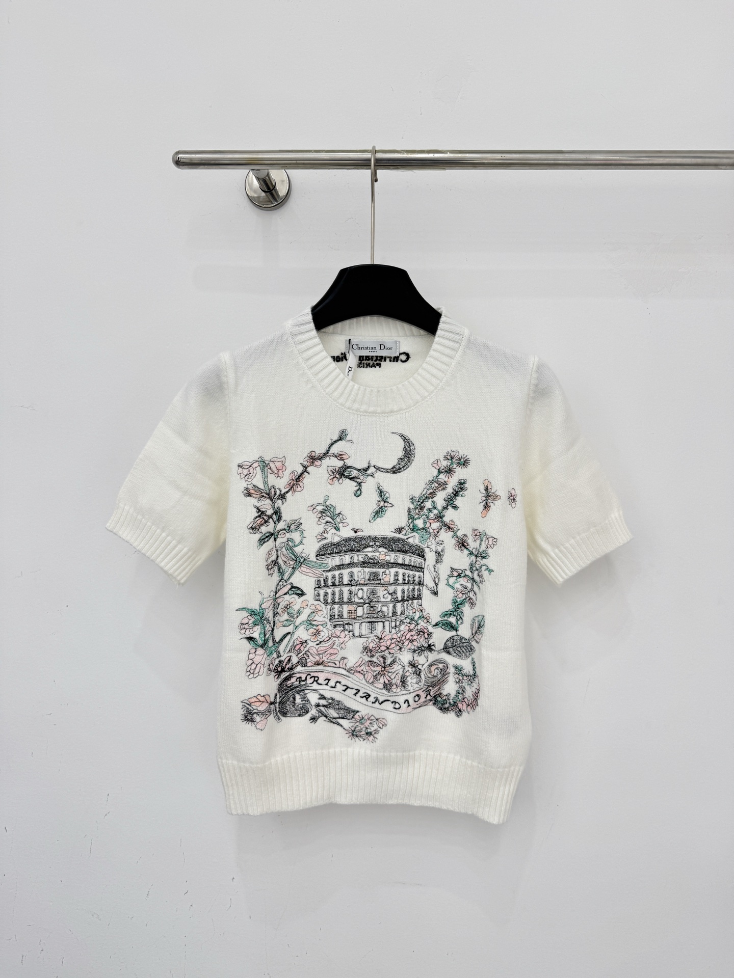 Unknown 针织短袖，以 建筑花卉刺绣为核心，柔糯亲肤面料，圆领短袖设计，优雅又兼具 艺术感，尽显高级质感。H