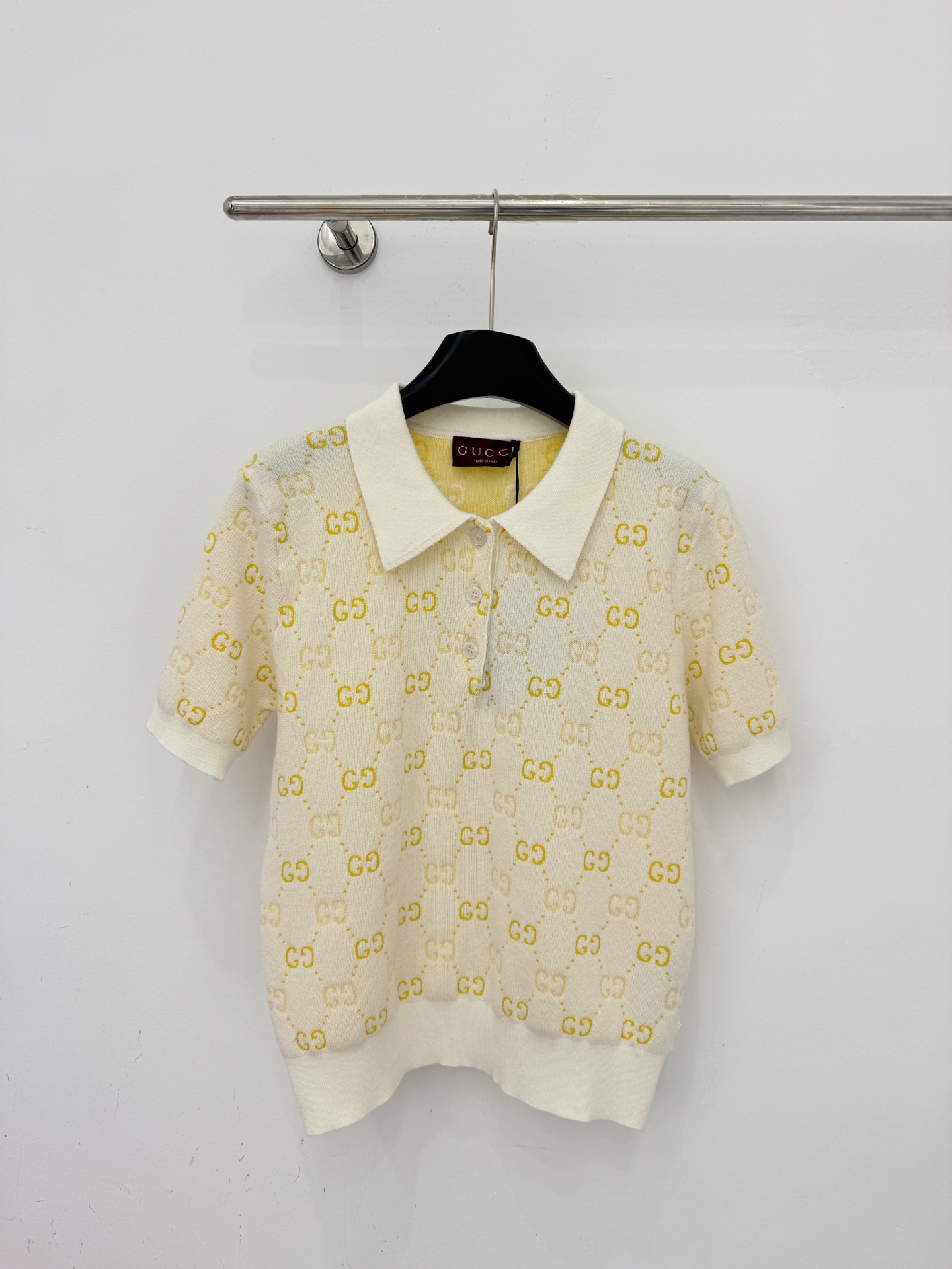 Gucci 针织Polo衫，双G提花满印，清新马卡龙配色，翻领短袖设计，软糯亲肤，尽显轻奢 气质。Y
