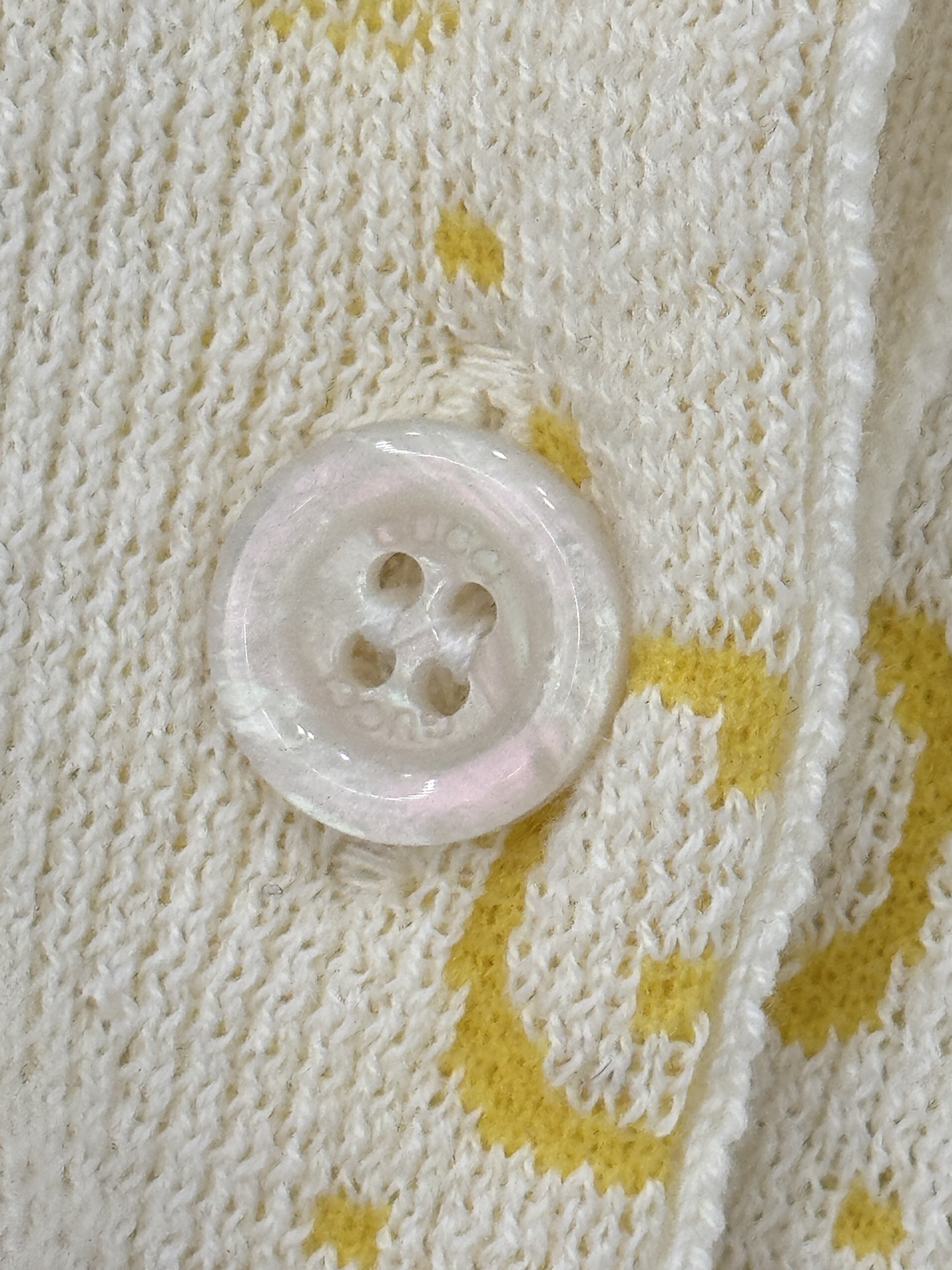 Gucci 针织Polo衫，双G提花满印，清新马卡龙配色，翻领短袖设计，软糯亲肤，尽显轻奢 气质。Y
