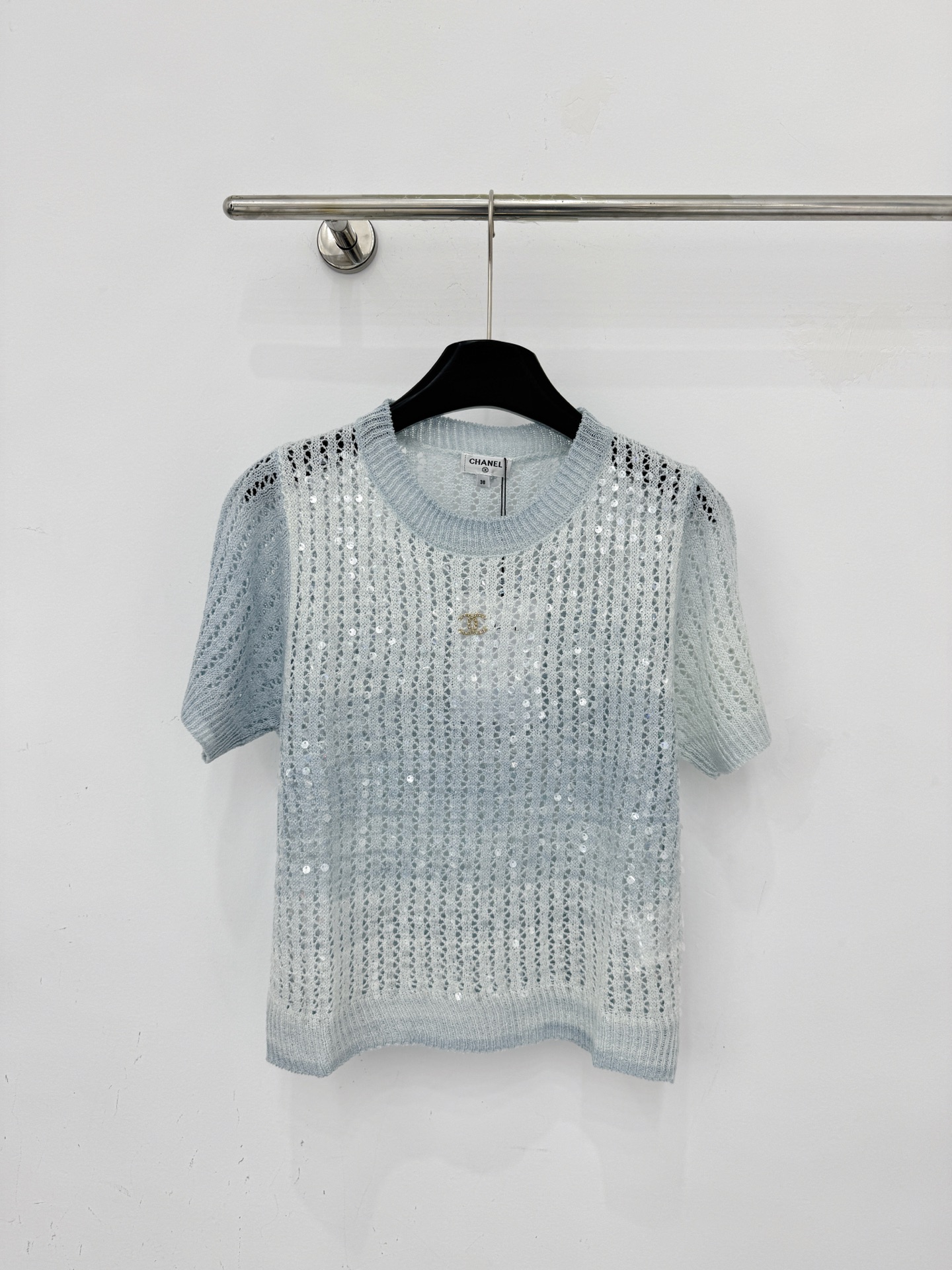Chrome Hearts 通透镂空肌理与亮片点缀，圆领短袖设计，清新粉蓝双色，温柔灵动又自带 氛围感