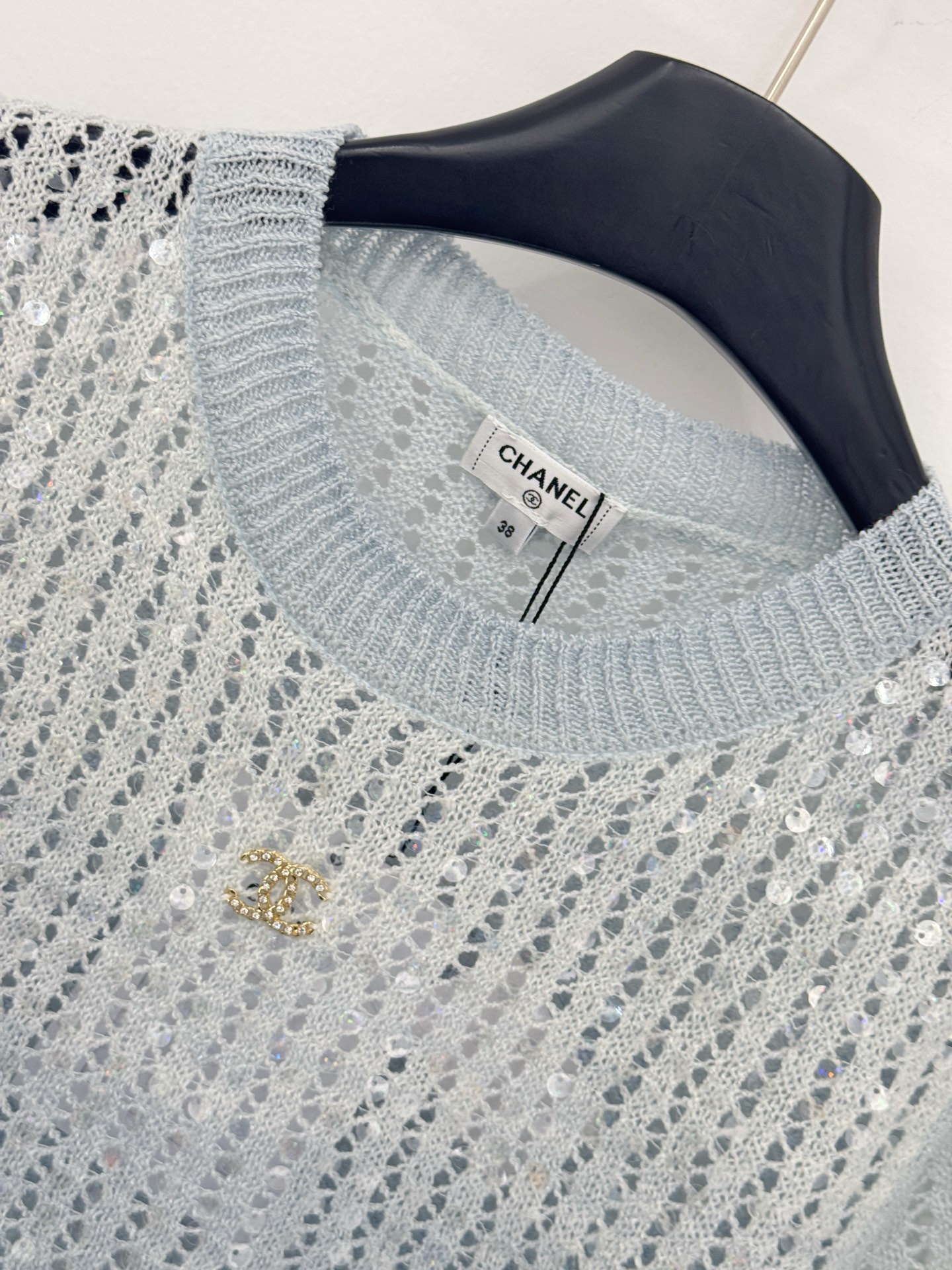Chrome Hearts 通透镂空肌理与亮片点缀，圆领短袖设计，清新粉蓝双色，温柔灵动又自带 氛围感