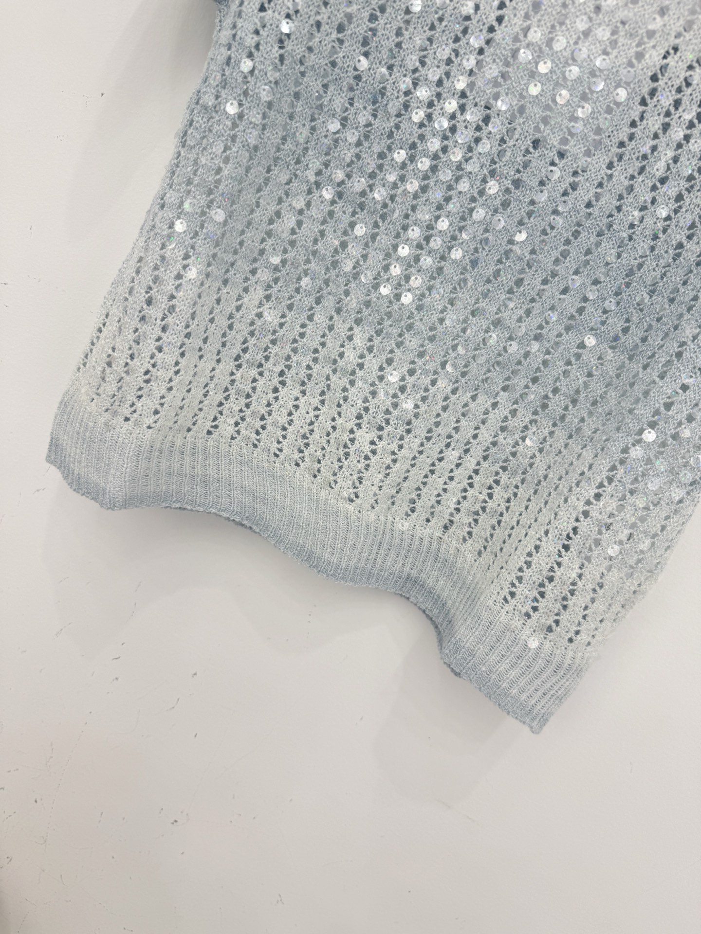 Chrome Hearts 通透镂空肌理与亮片点缀，圆领短袖设计，清新粉蓝双色，温柔灵动又自带 氛围感