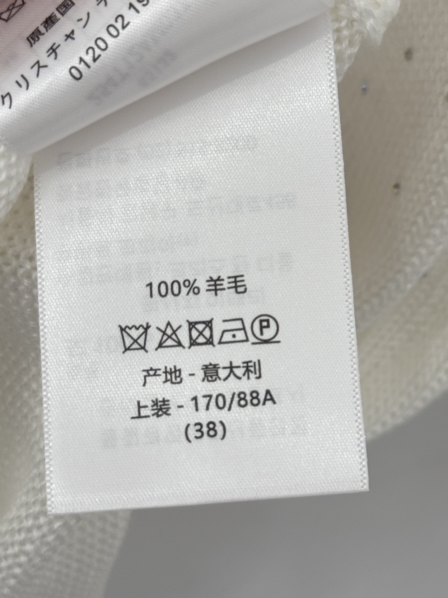 Unknown 以花鸟刺绣与闪钻点缀，黑白撞色设计，优雅，尽显 浪漫与高级质感