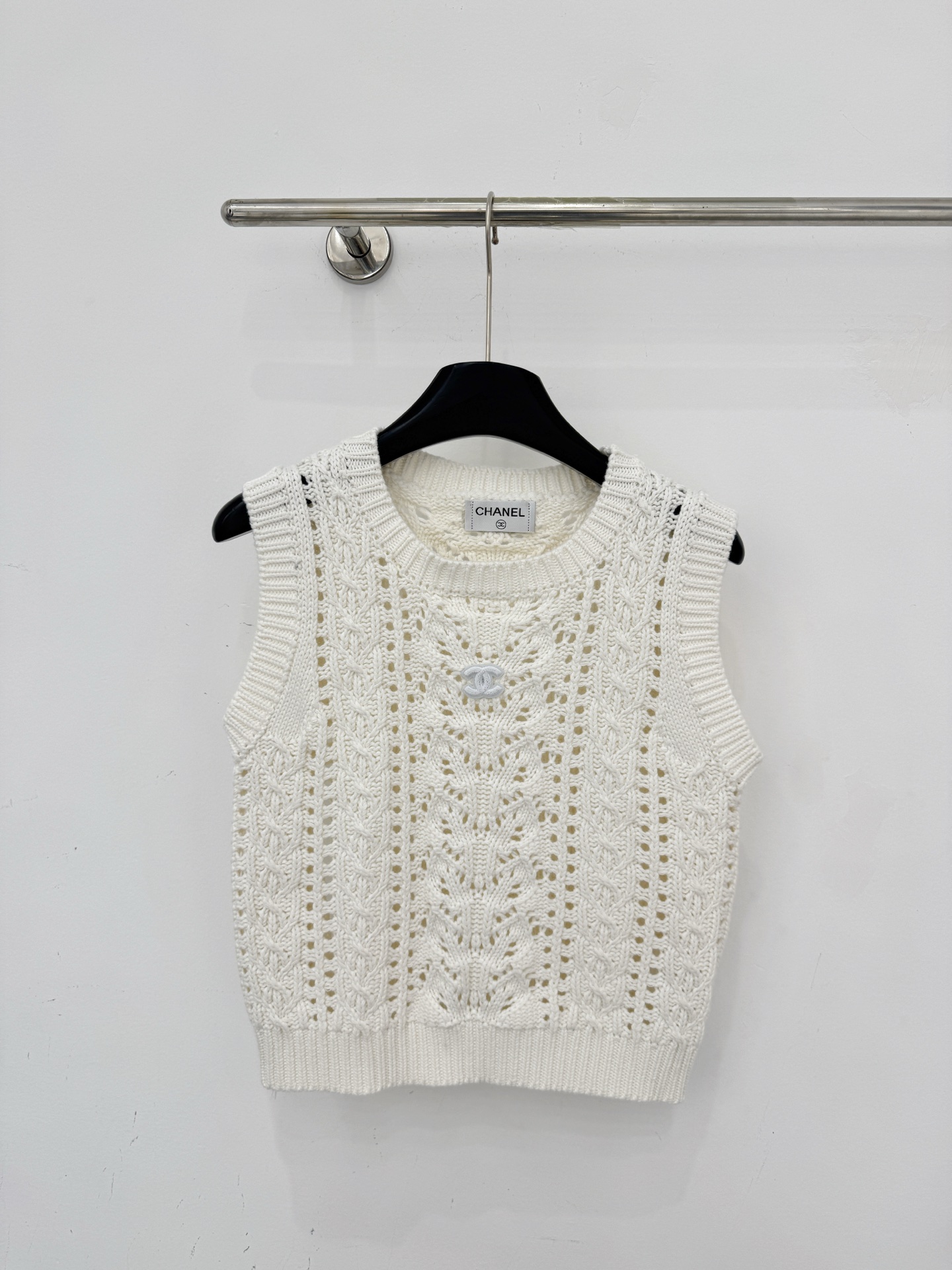 Chrome Hearts 立体绞花与镂空肌理，圆领无袖设计，双C标识点缀，白粉双色温柔清新，尽显法式优雅与