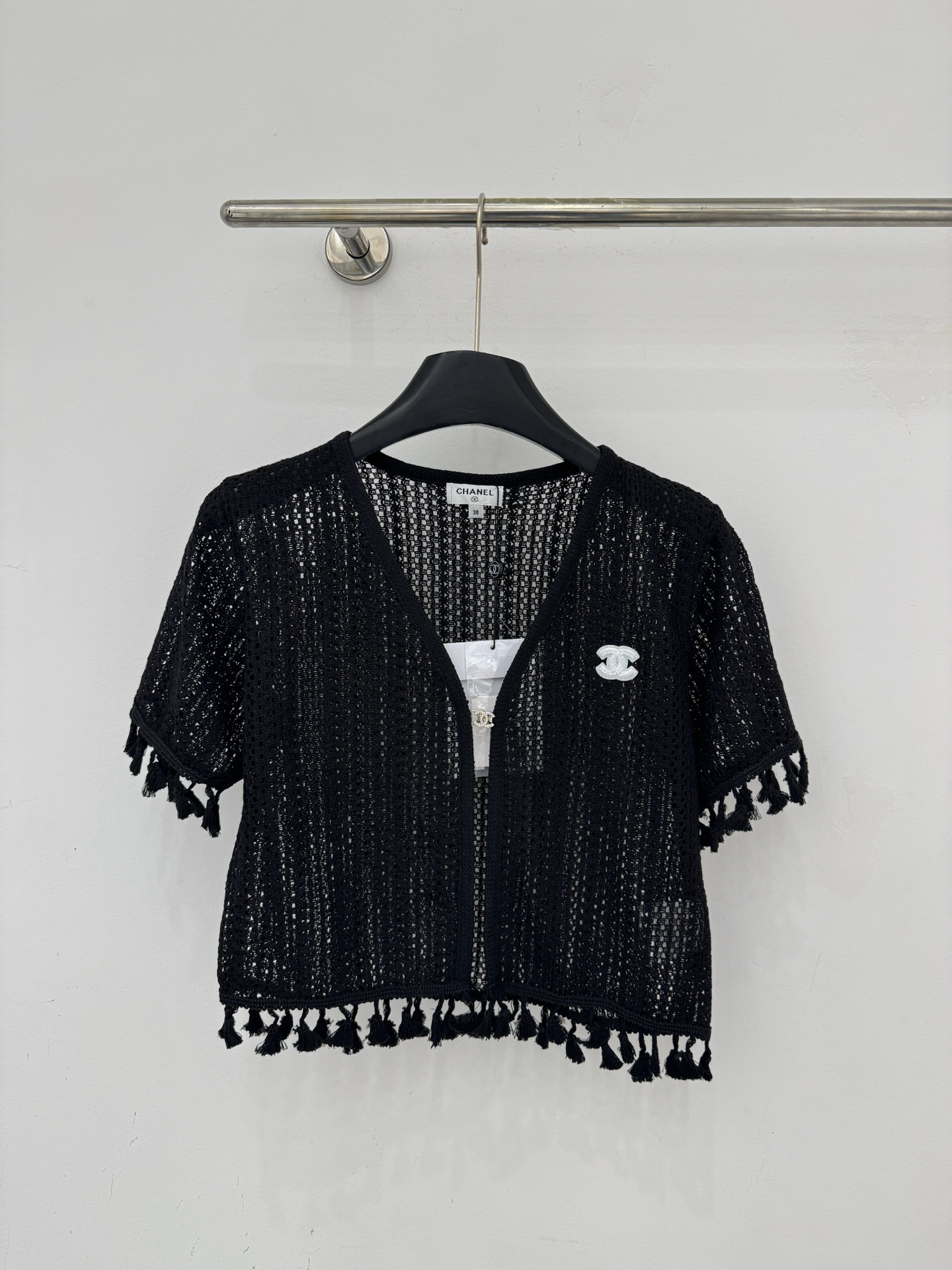 Chrome Hearts 通透镂空肌理与流苏下摆设计，V领短袖版型，黑白双色可选，慵懒随性又显 高级感