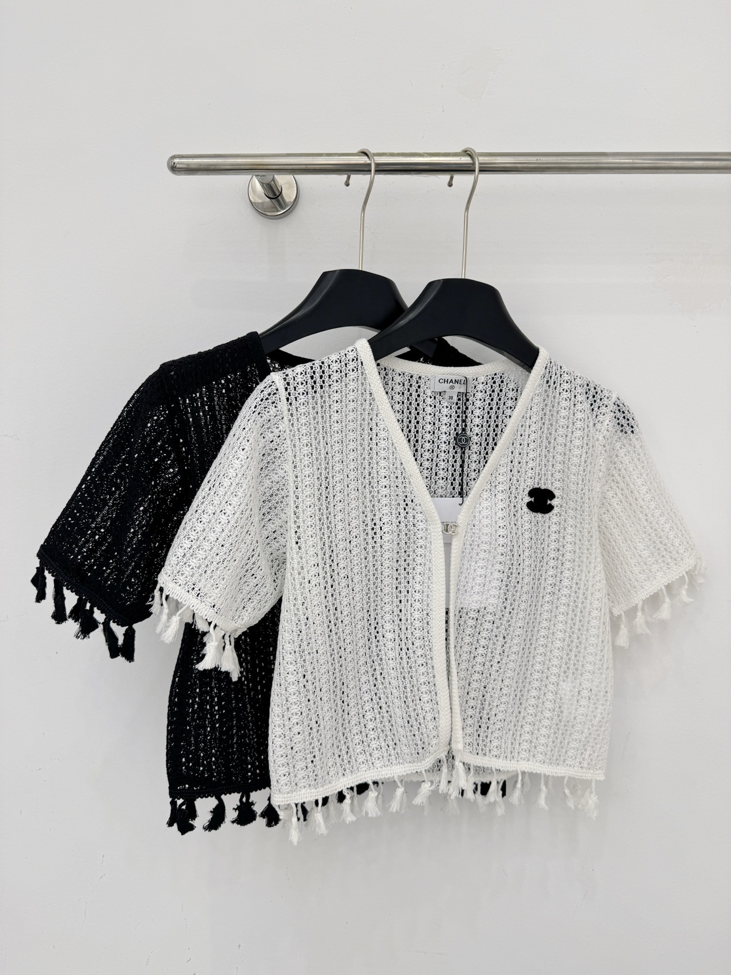 Chrome Hearts 通透镂空肌理与流苏下摆设计，V领短袖版型，黑白双色可选，慵懒随性又显 高级感