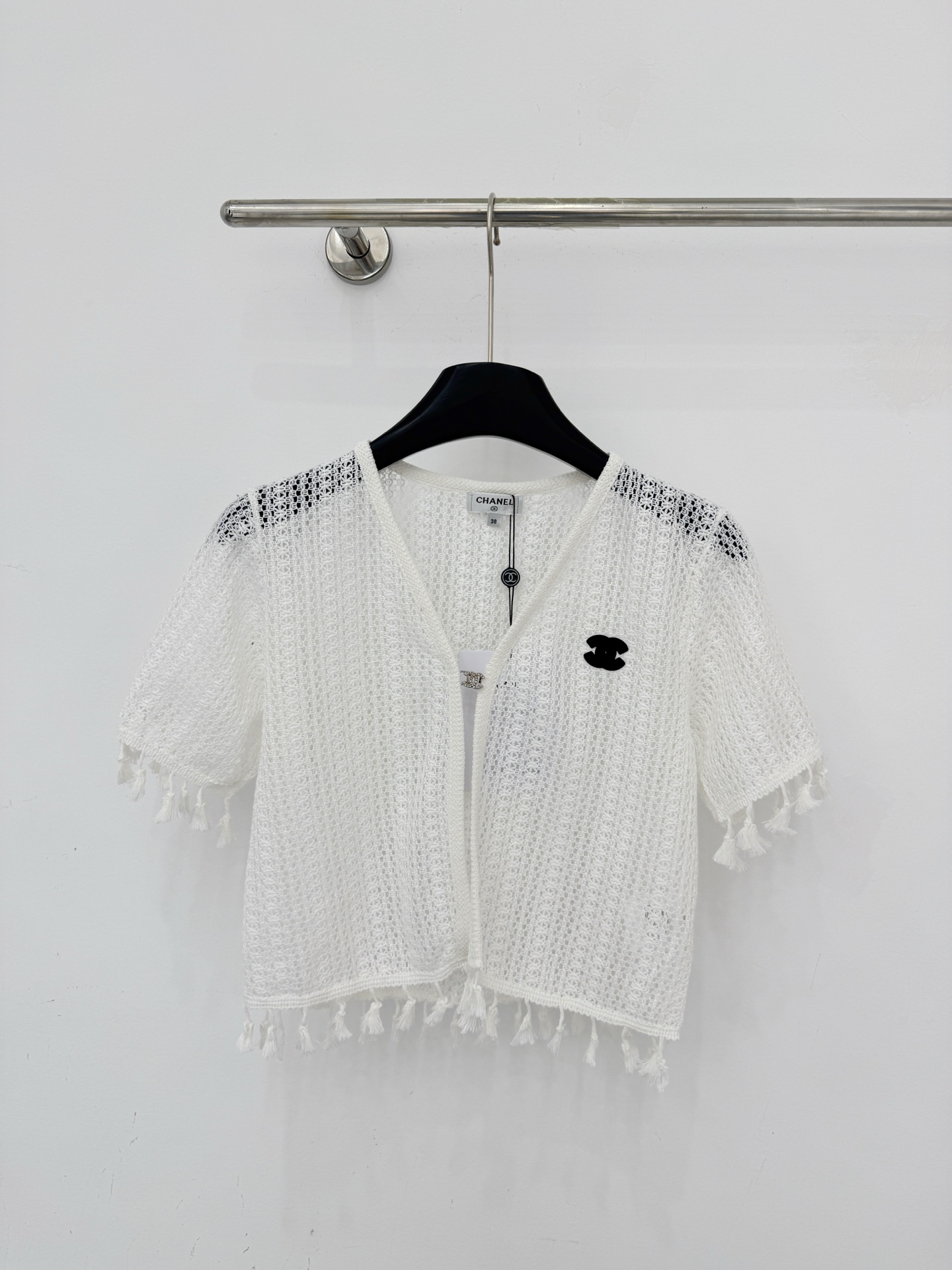 Chrome Hearts 通透镂空肌理与流苏下摆设计，V领短袖版型，黑白双色可选，慵懒随性又显 高级感