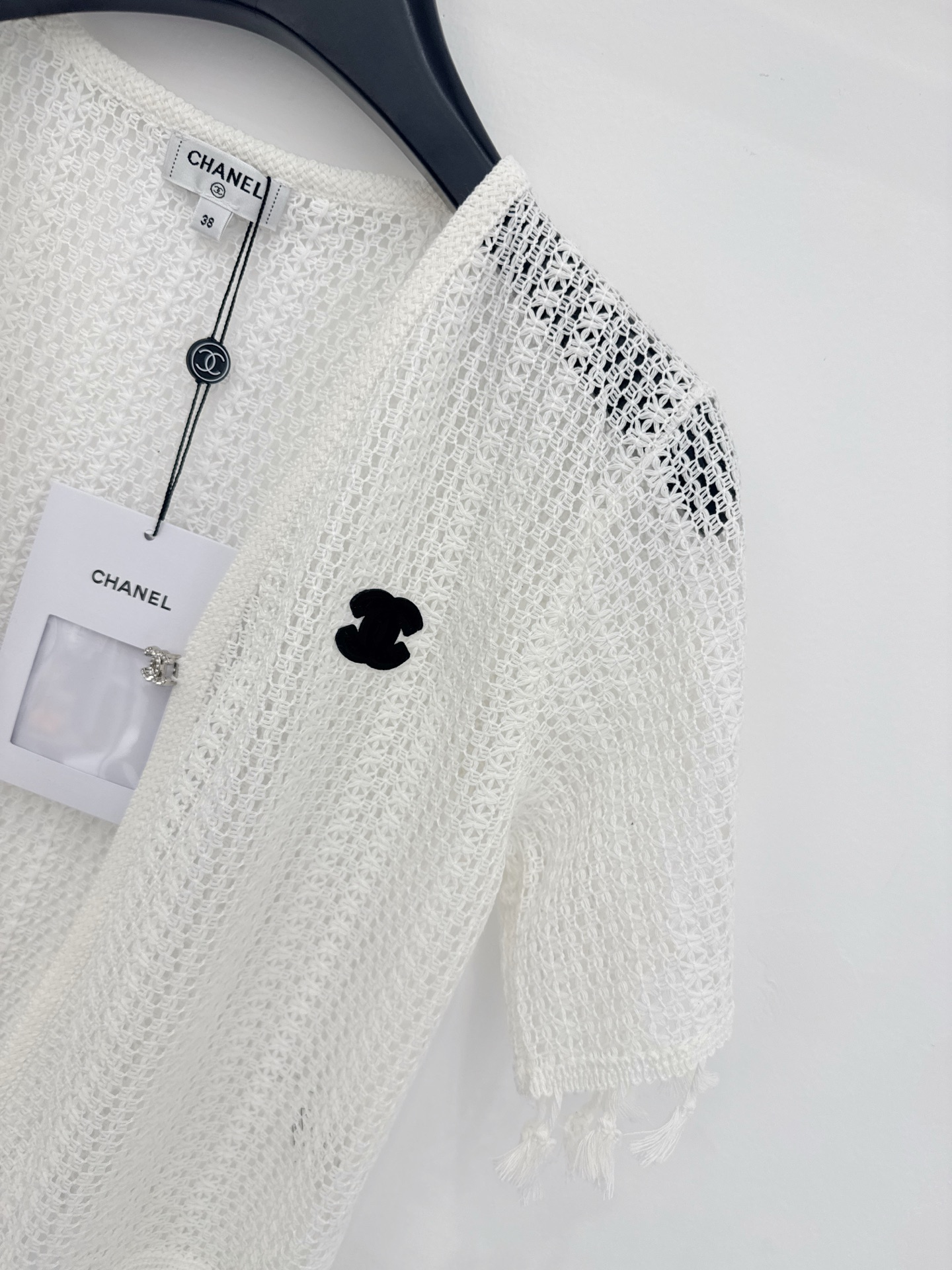 Chrome Hearts 通透镂空肌理与流苏下摆设计，V领短袖版型，黑白双色可选，慵懒随性又显 高级感