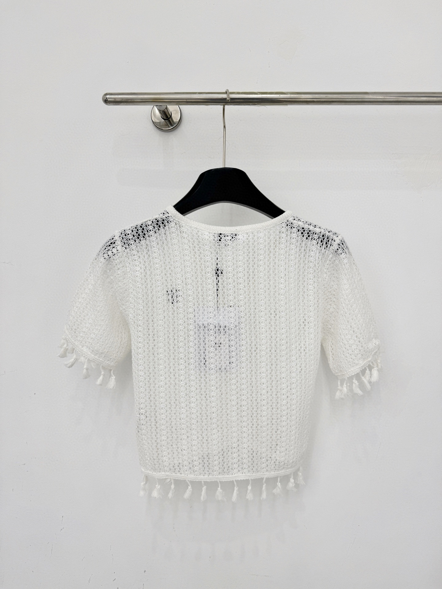 Chrome Hearts 通透镂空肌理与流苏下摆设计，V领短袖版型，黑白双色可选，慵懒随性又显 高级感