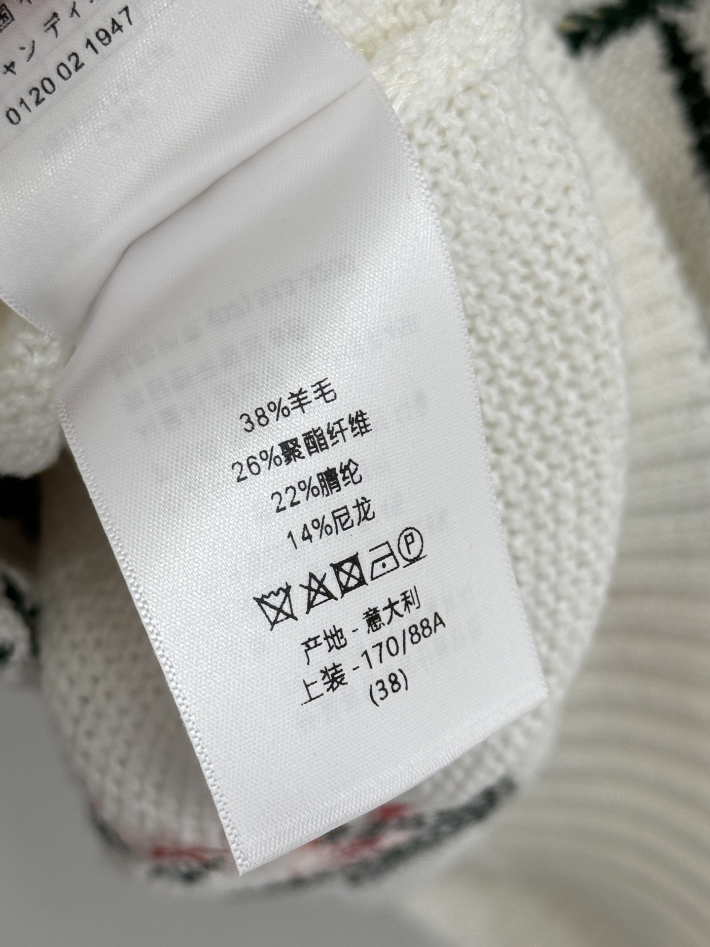 Unknown 米白色针织短袖，满幅彩色花卉藤蔓刺绣，清新雅致，温柔减龄，尽显浪漫法式氛围。D
