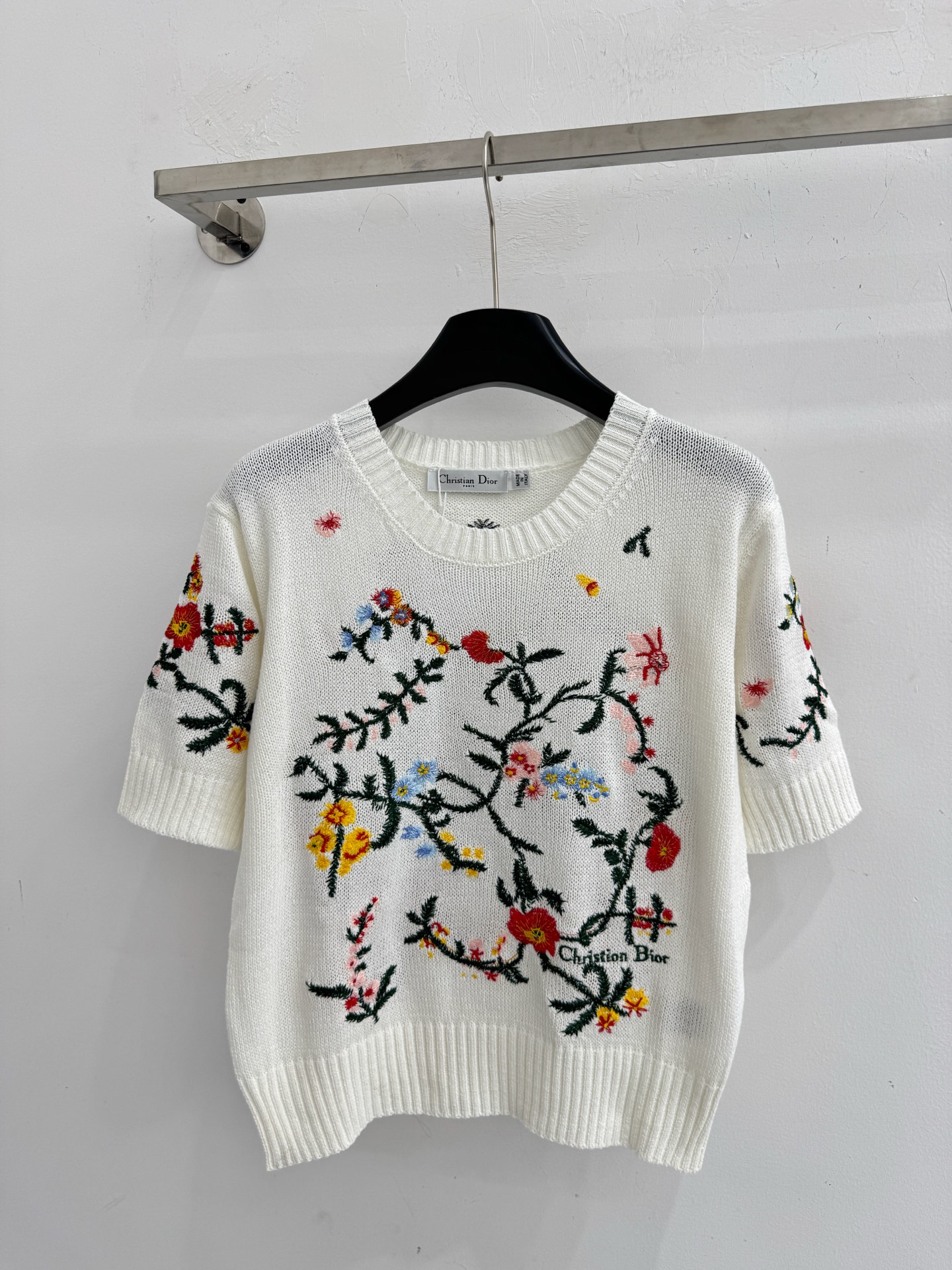 Unknown 米白色针织短袖，满幅彩色花卉藤蔓刺绣，清新雅致，温柔减龄，尽显浪漫法式氛围。D