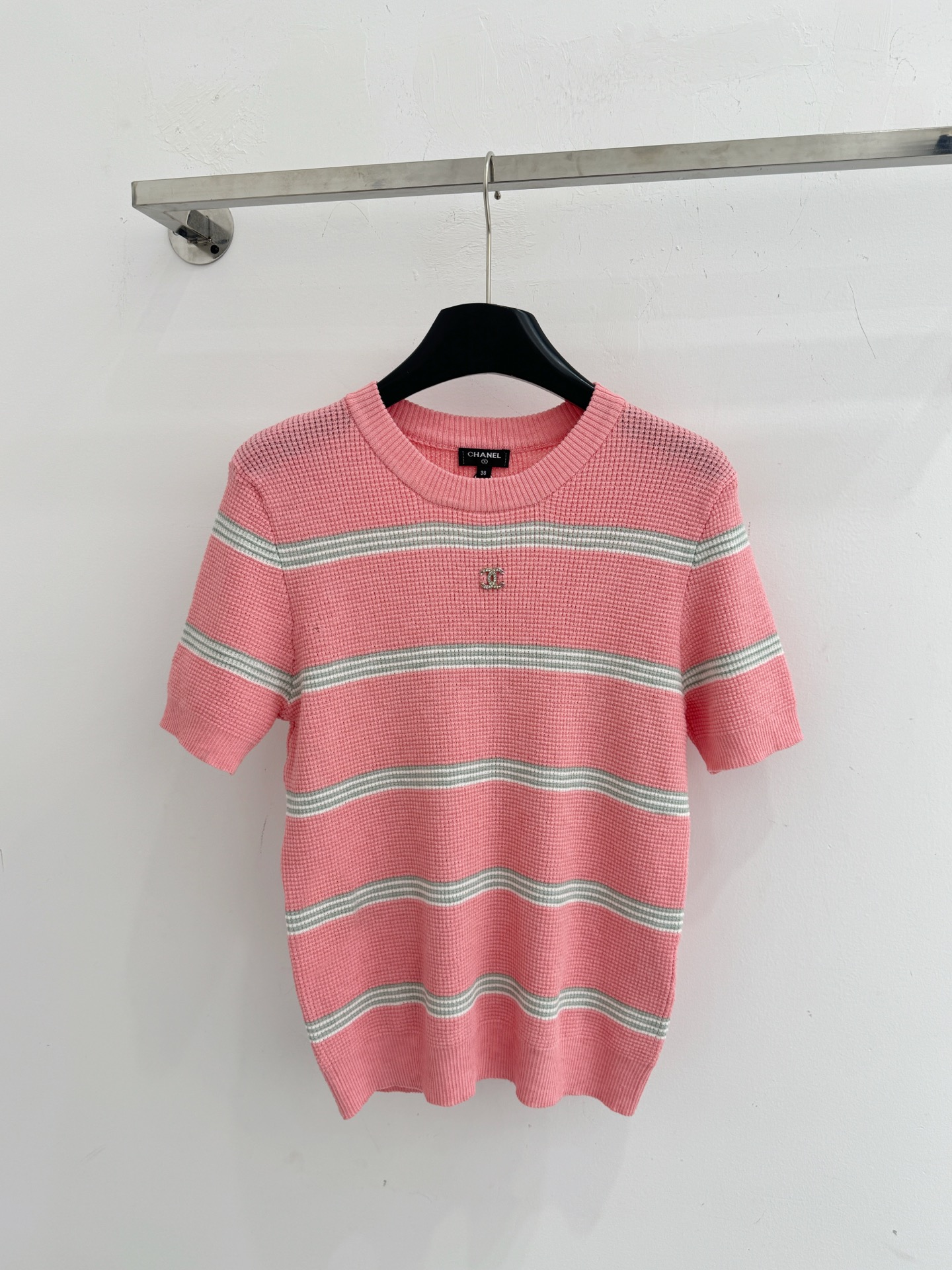 Chrome Hearts 针织短袖，粉、黄、白三色条纹撞色，简约圆领，双C点缀，清新元气又 。Y