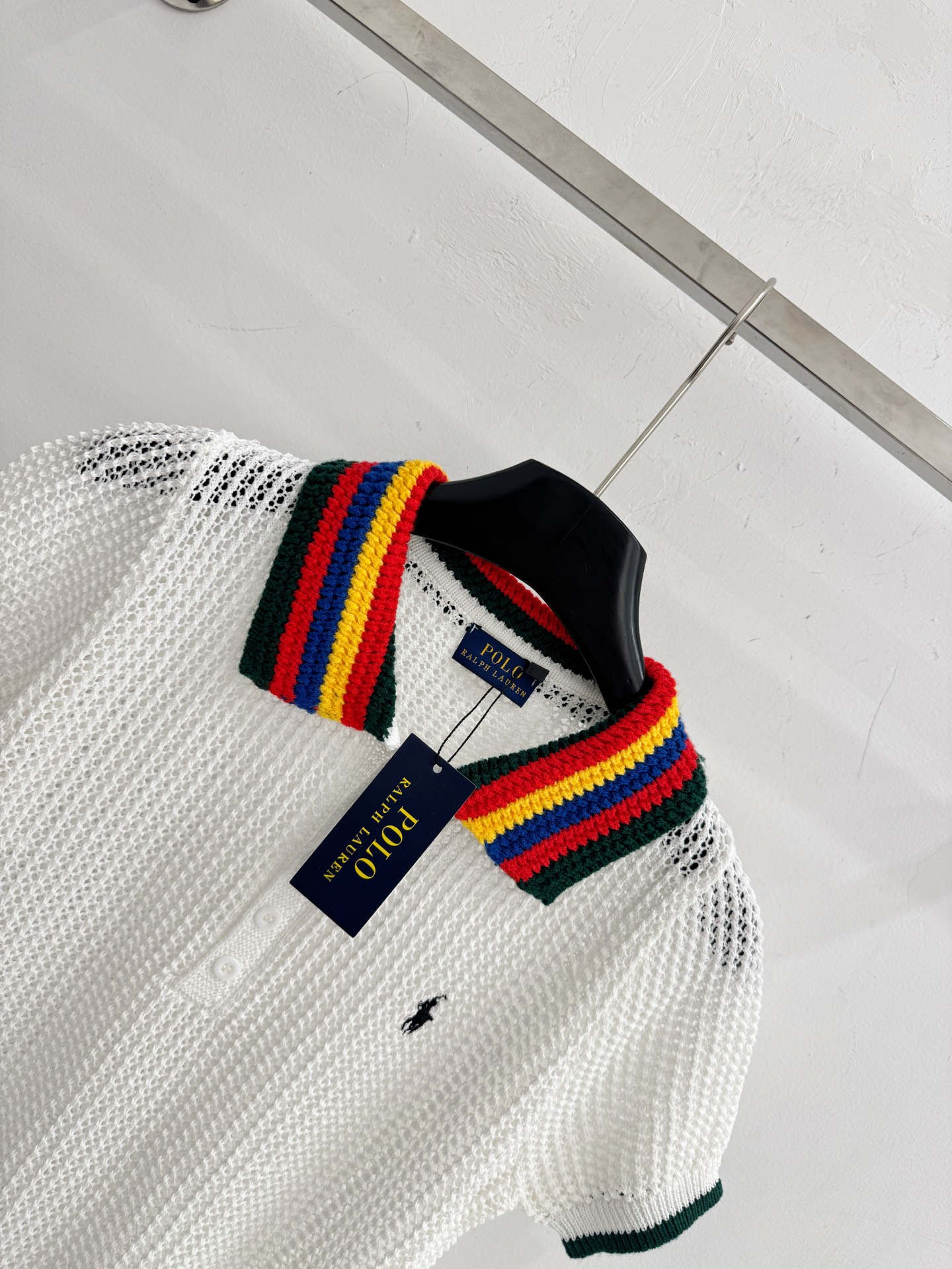 Ralph Lauren 白色镂空针织Polo衫，彩虹撞色翻领与墨绿包边，小马刺绣点缀，清新又充满活力感。H