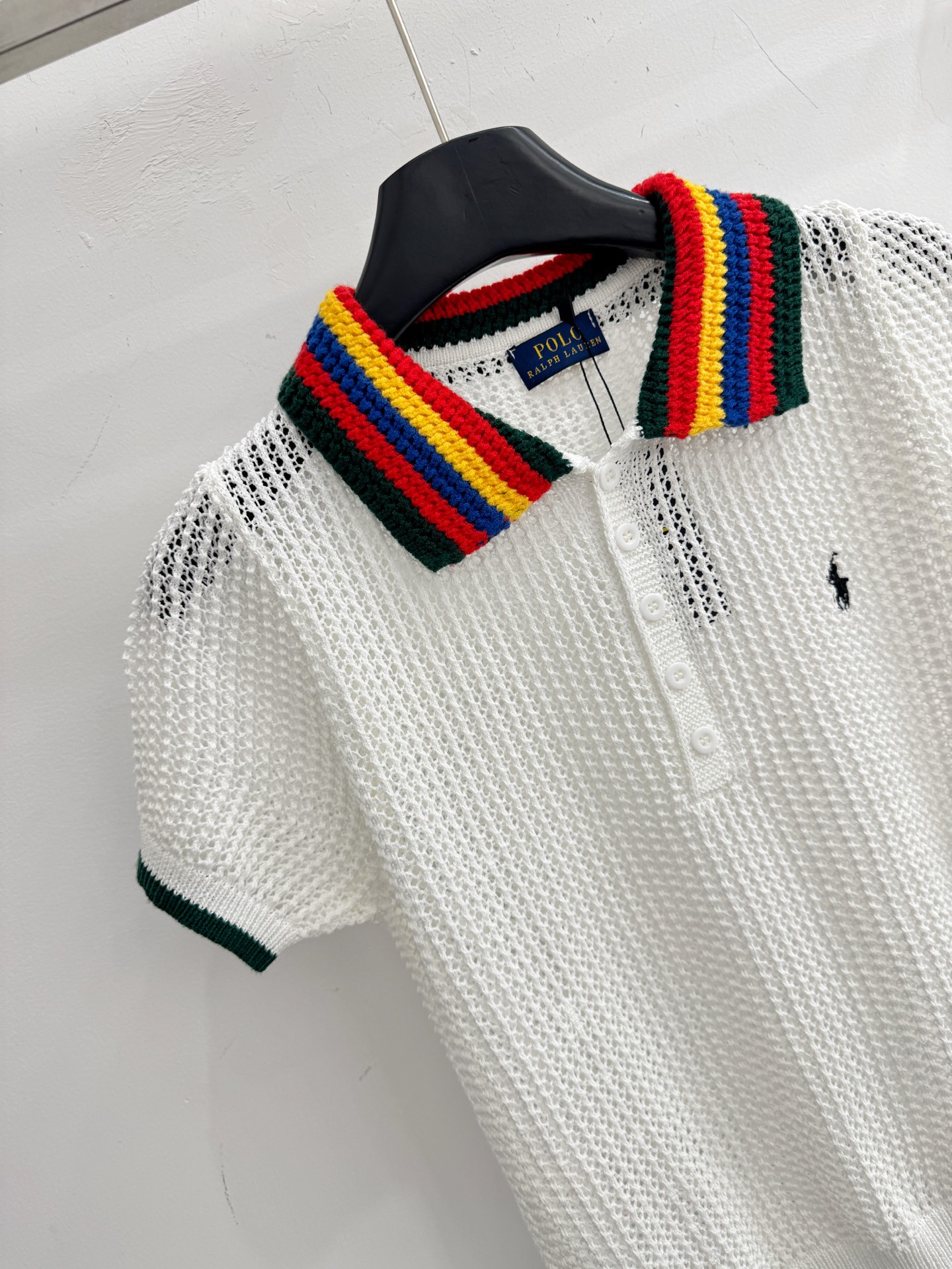 Ralph Lauren 白色镂空针织Polo衫，彩虹撞色翻领与墨绿包边，小马刺绣点缀，清新又充满活力感。H