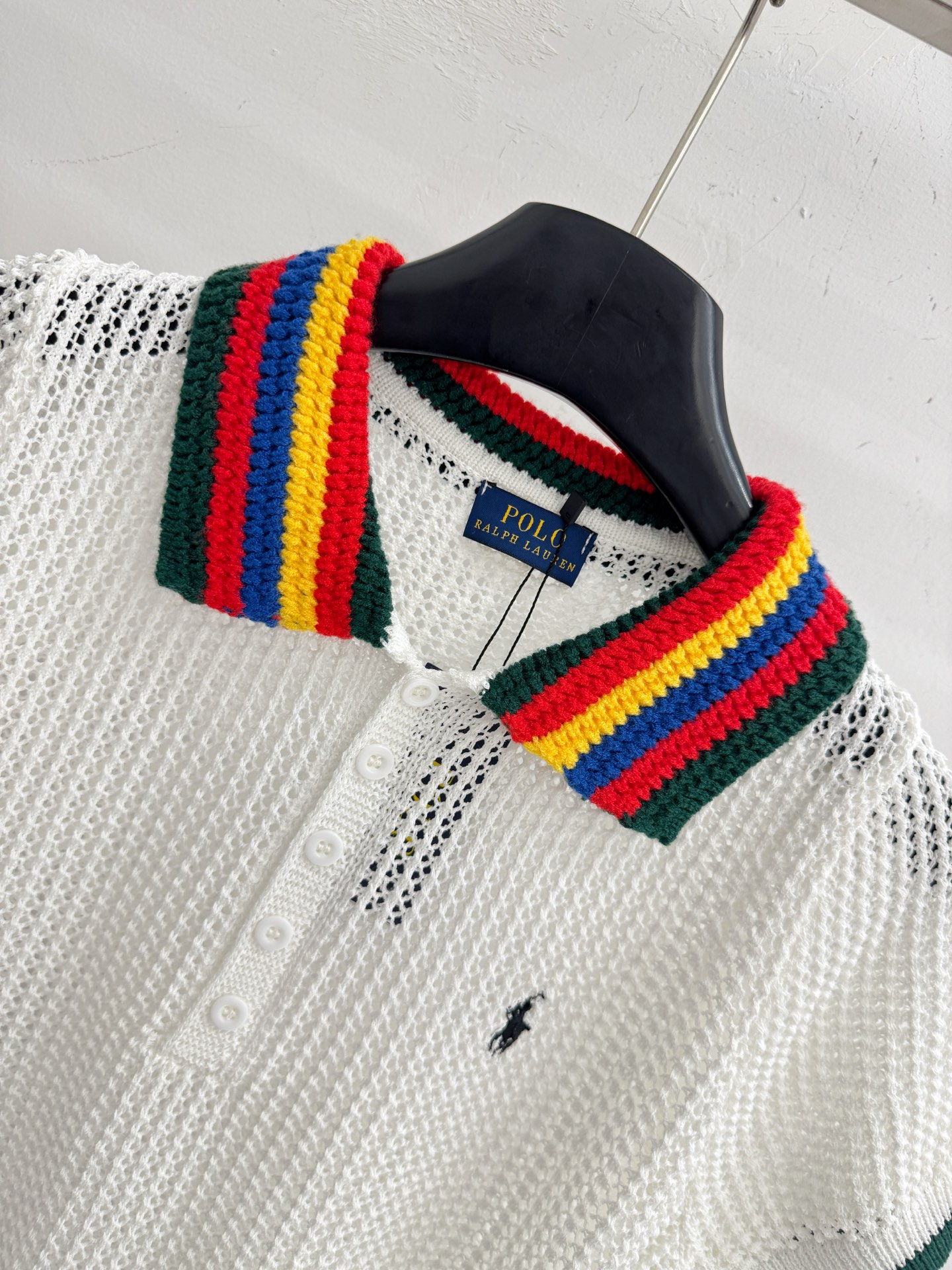 Ralph Lauren 白色镂空针织Polo衫，彩虹撞色翻领与墨绿包边，小马刺绣点缀，清新又充满活力感。H