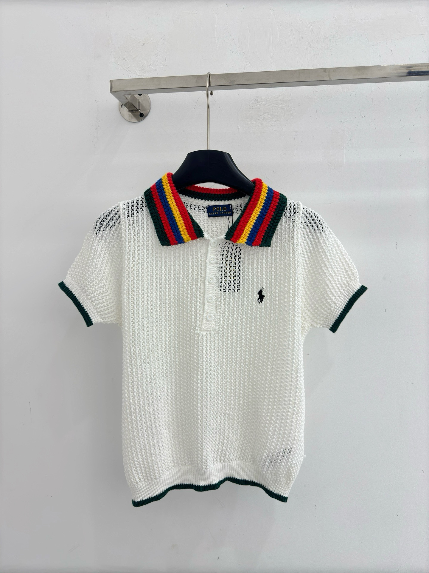 Ralph Lauren 白色镂空针织Polo衫，彩虹撞色翻领与墨绿包边，小马刺绣点缀，清新又充满活力感。H
