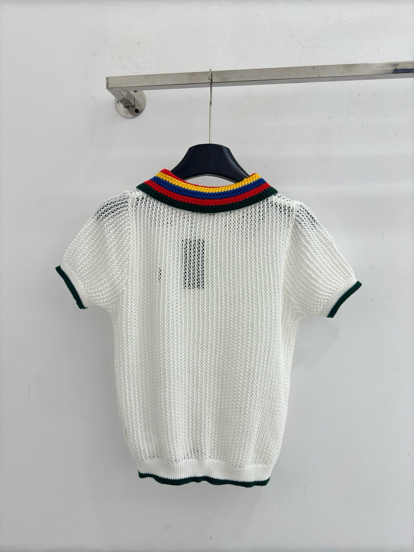Ralph Lauren 白色镂空针织Polo衫，彩虹撞色翻领与墨绿包边，小马刺绣点缀，清新又充满活力感。H