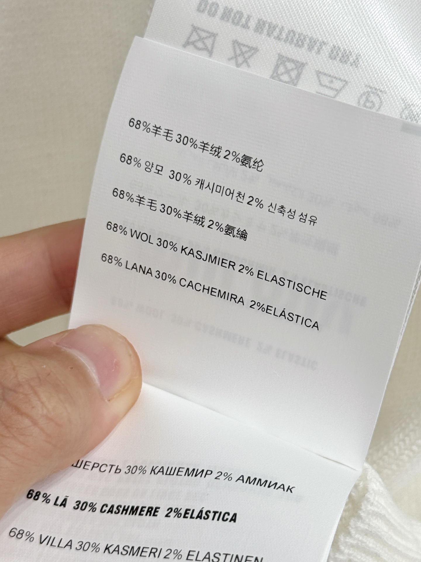 Unknown 白灰两色短袖针织开衫，白色款缀满波点蝴蝶结，搭配波浪边领口与品牌刺绣，甜美减龄，尽显少女感