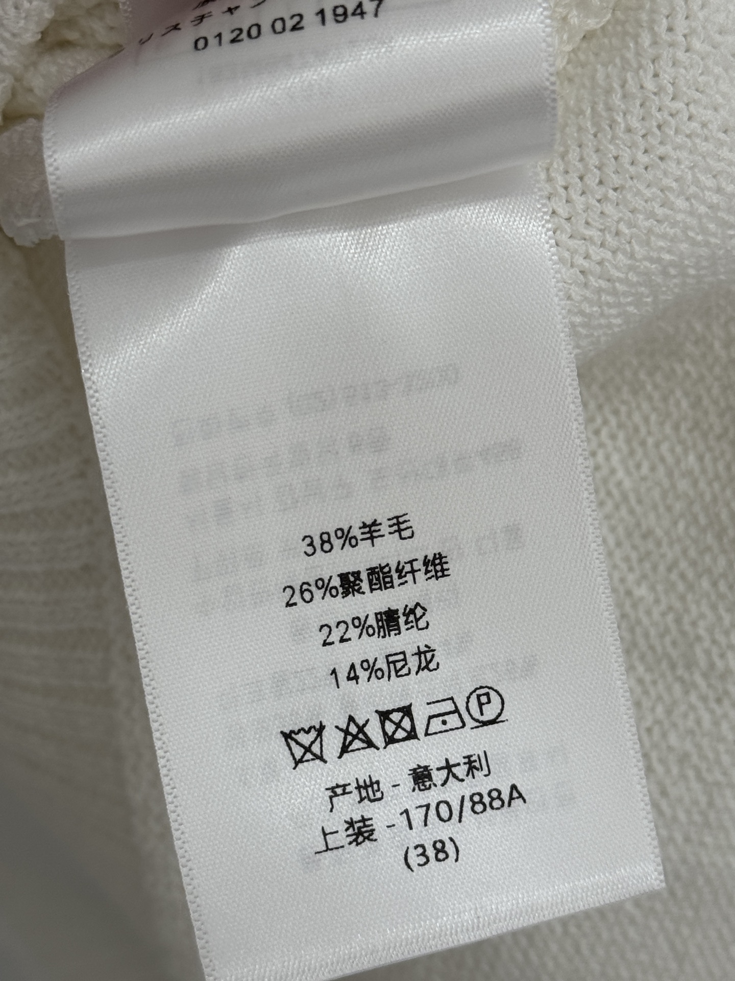 Unknown 以白为底，橙黑刺绣花鸟独角兽，叠穿百搭。D