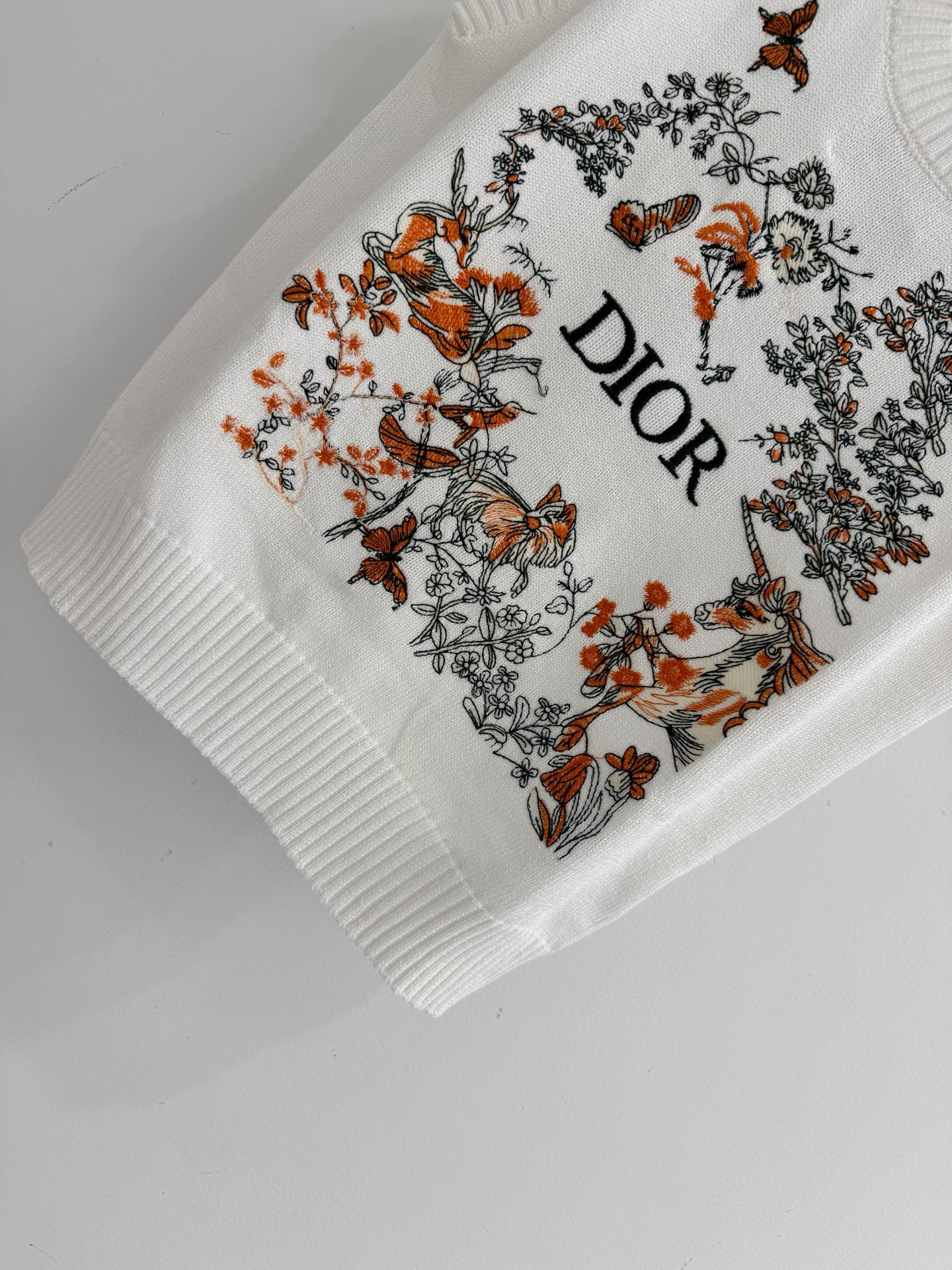 Unknown 以白为底，橙黑刺绣花鸟独角兽，叠穿百搭。D