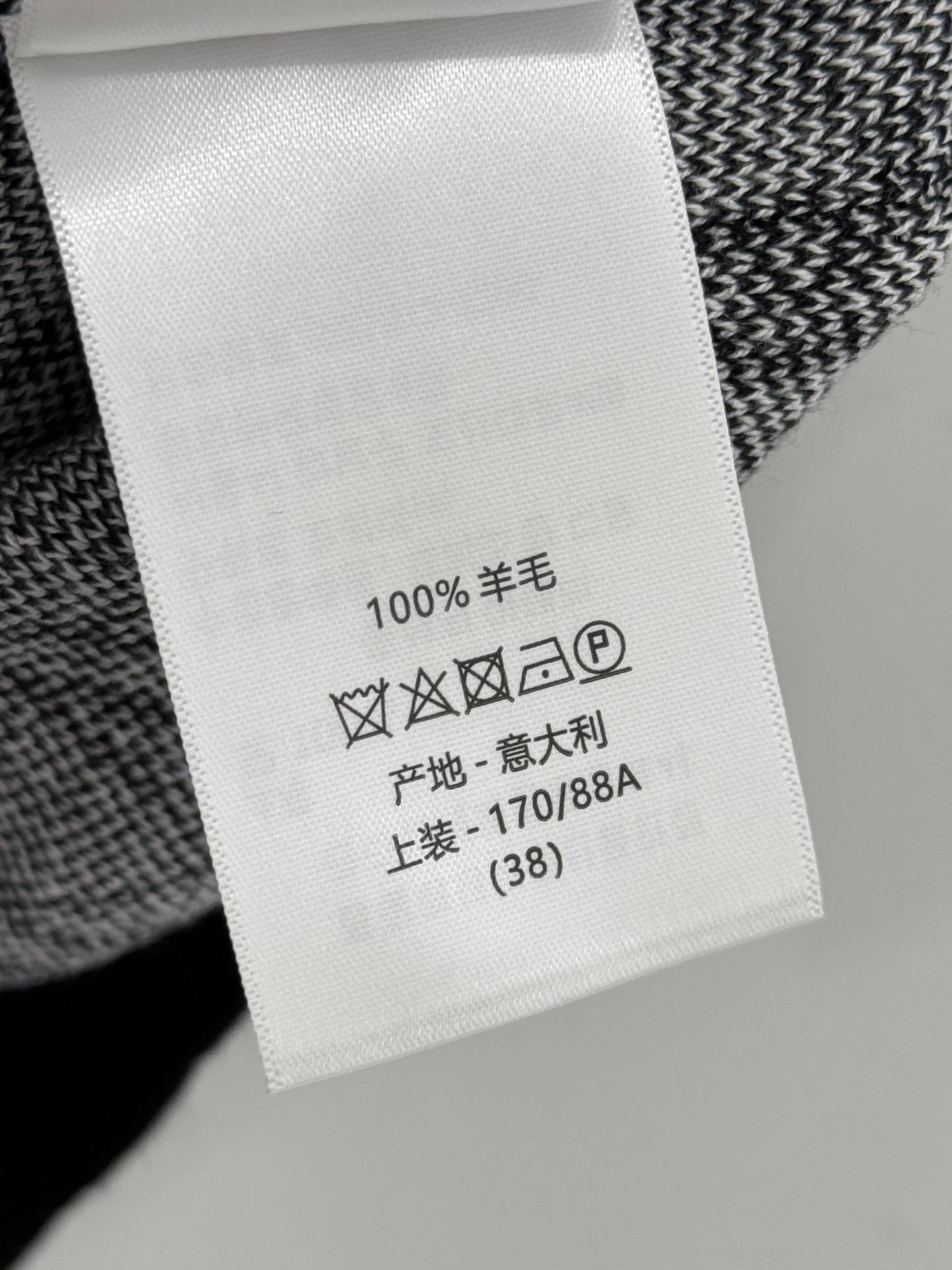 Chanel 针织短袖，菱格纹与字母标识，黑白撞色，又百搭。F