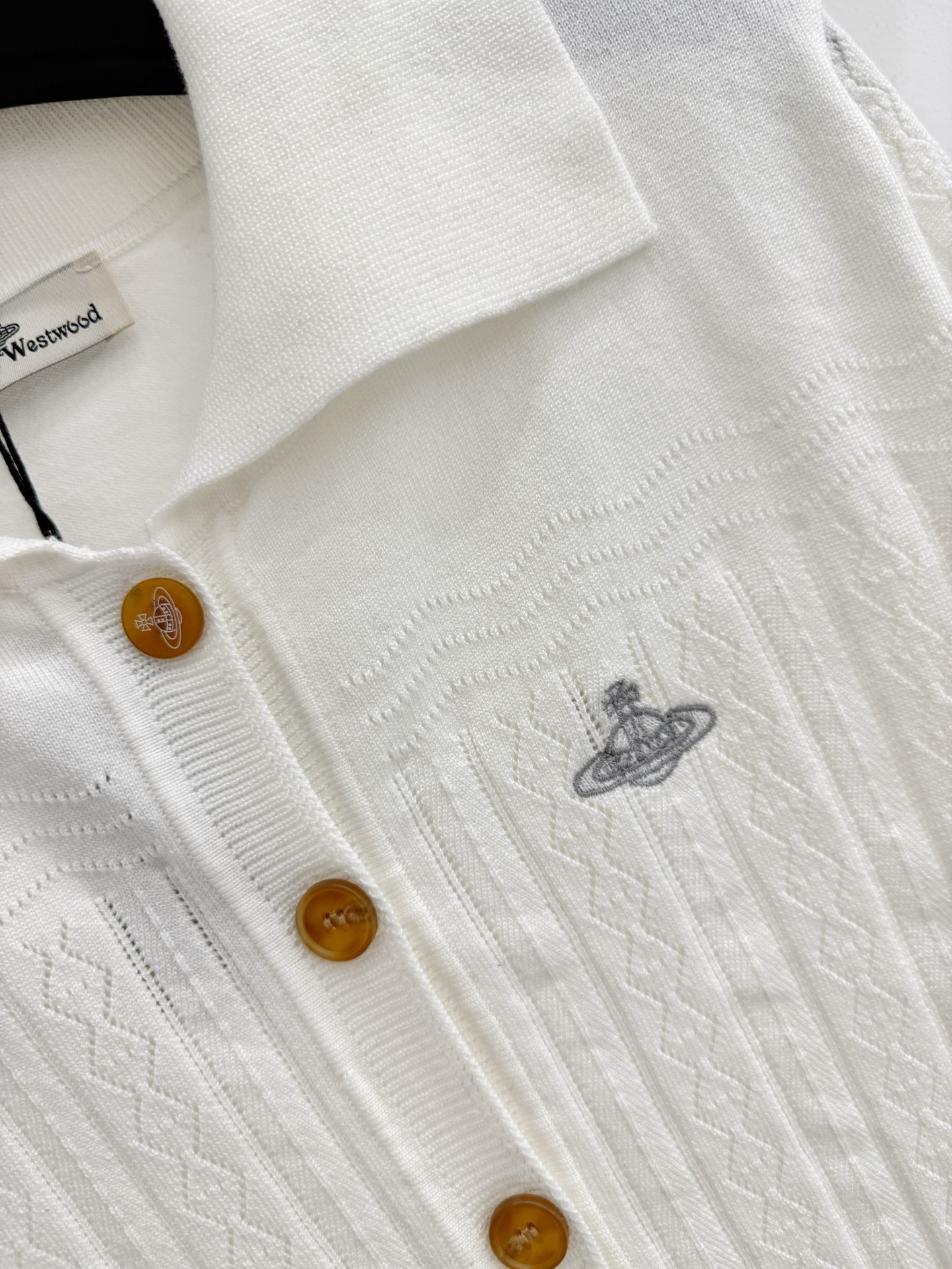 Vivienne Westwood 针织开衫，翻领镂空设计，土星刺绣点缀，清爽百搭。Y