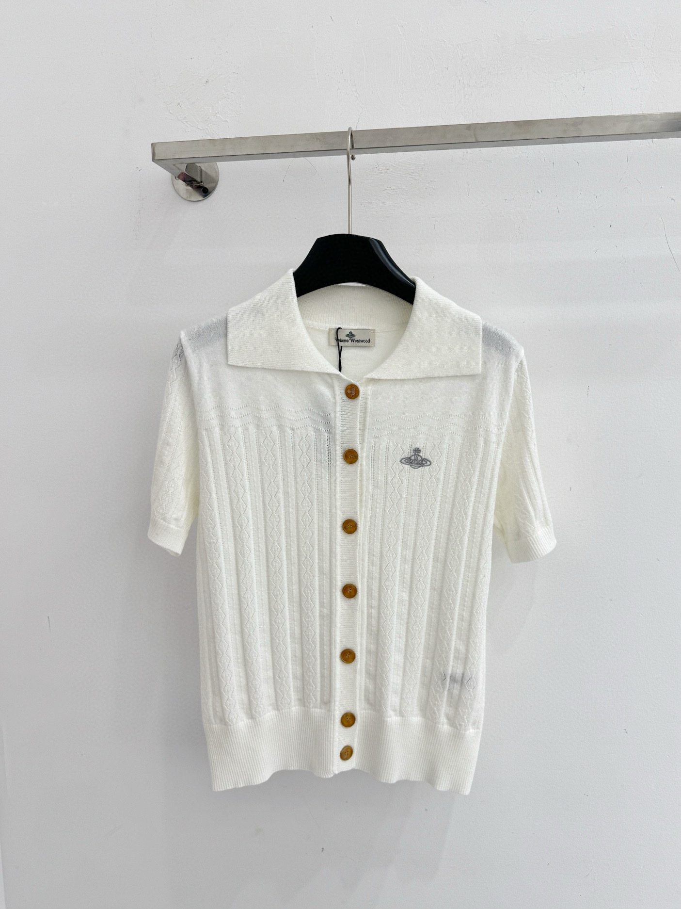 Vivienne Westwood 针织开衫，翻领镂空设计，土星刺绣点缀，清爽百搭。Y
