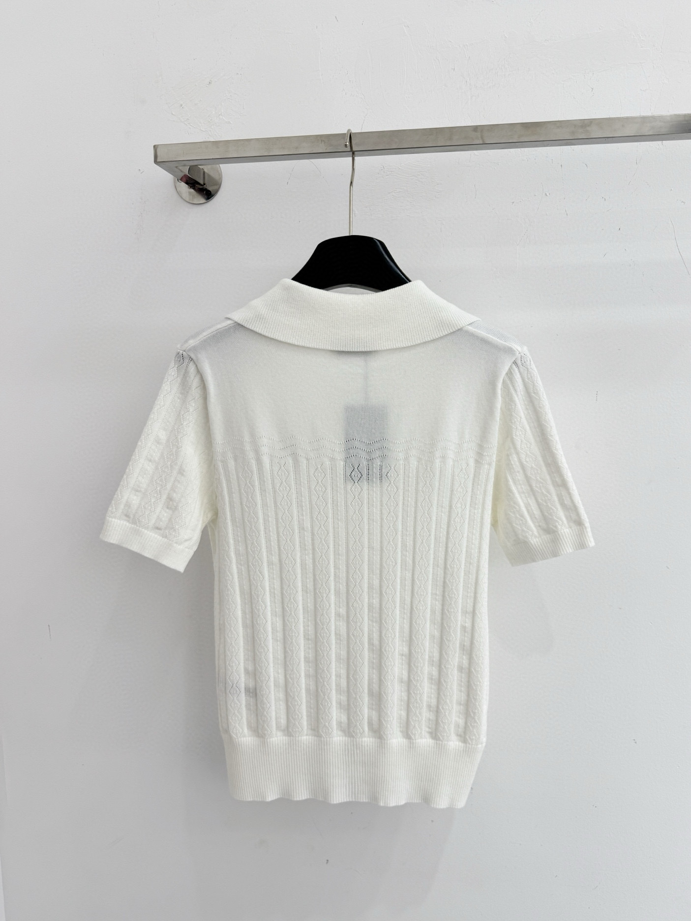 Vivienne Westwood 针织开衫，翻领镂空设计，土星刺绣点缀，清爽百搭。Y