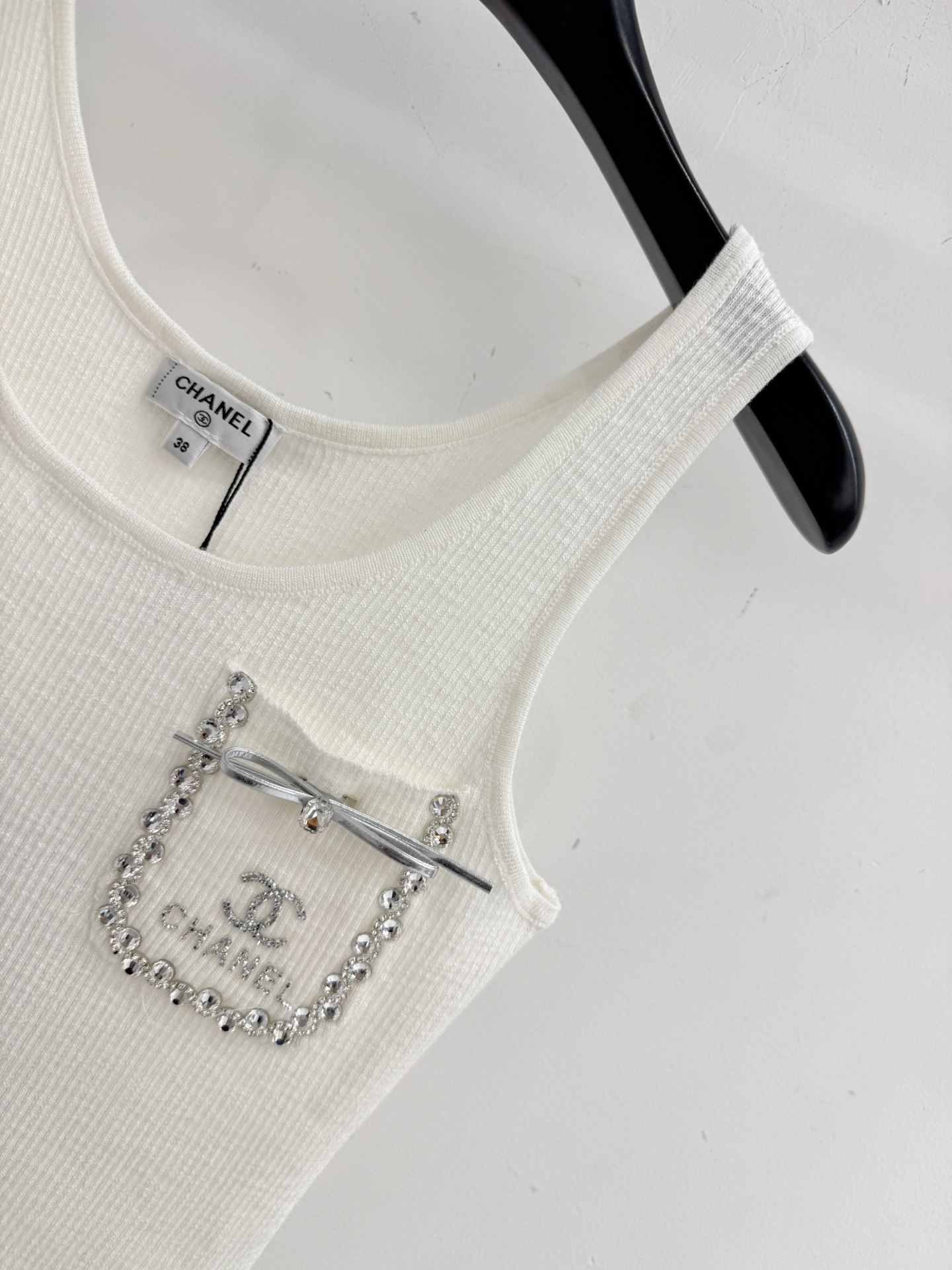 Chanel 坑条肌理配钻饰口袋，简约 ，叠穿单穿都 。D