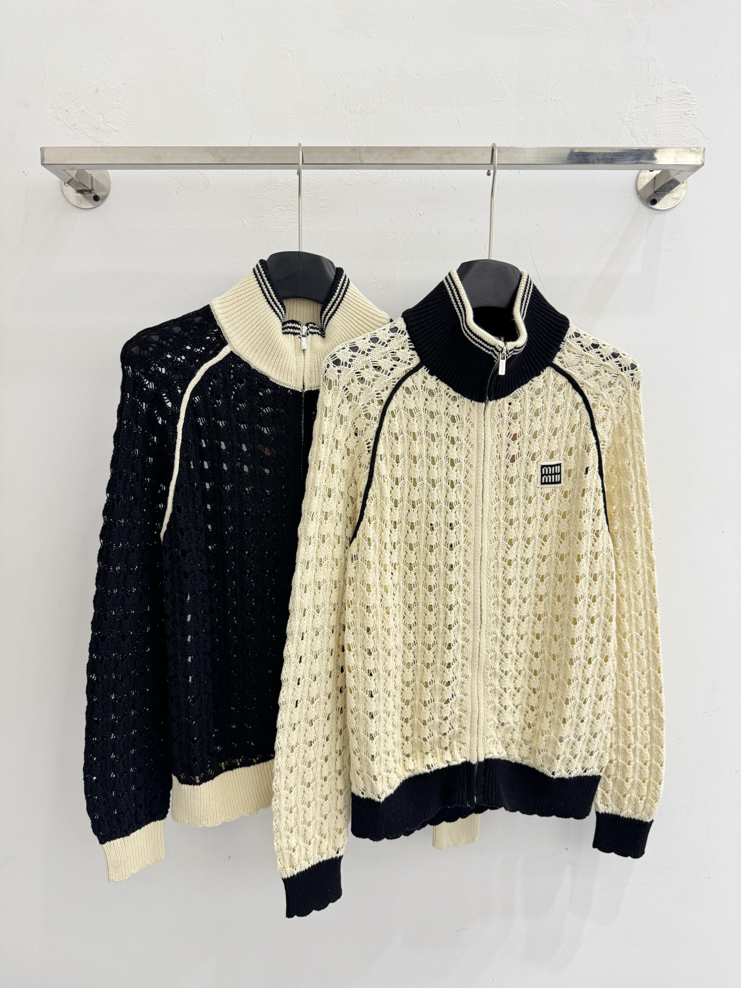 Chanel 撞色镂空针织开衫，透气肌理，logo点缀，甜酷百搭。H