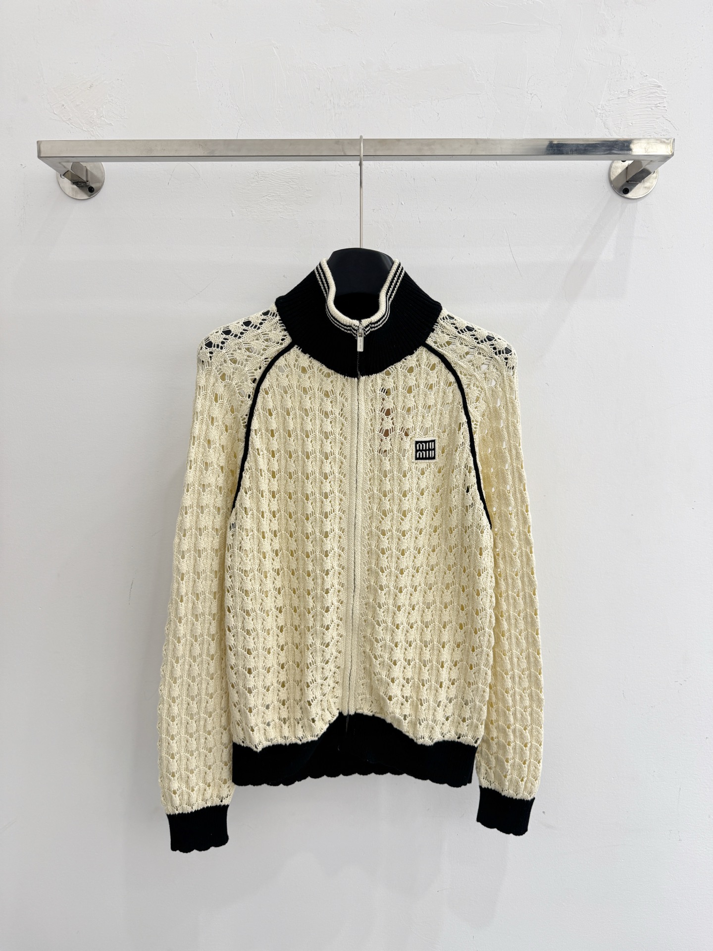 Chanel 撞色镂空针织开衫，透气肌理，logo点缀，甜酷百搭。H