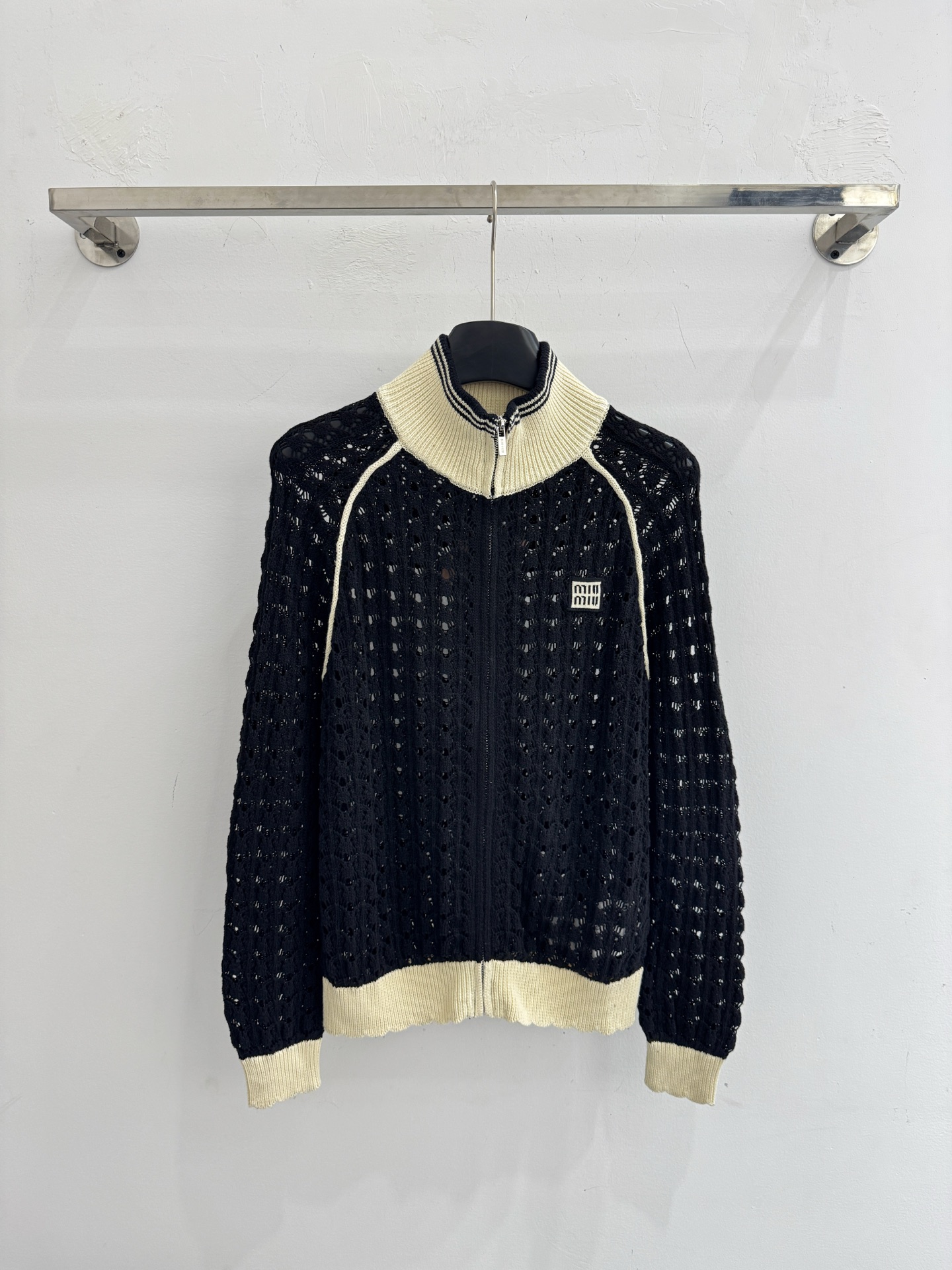 Chanel 撞色镂空针织开衫，透气肌理，logo点缀，甜酷百搭。H