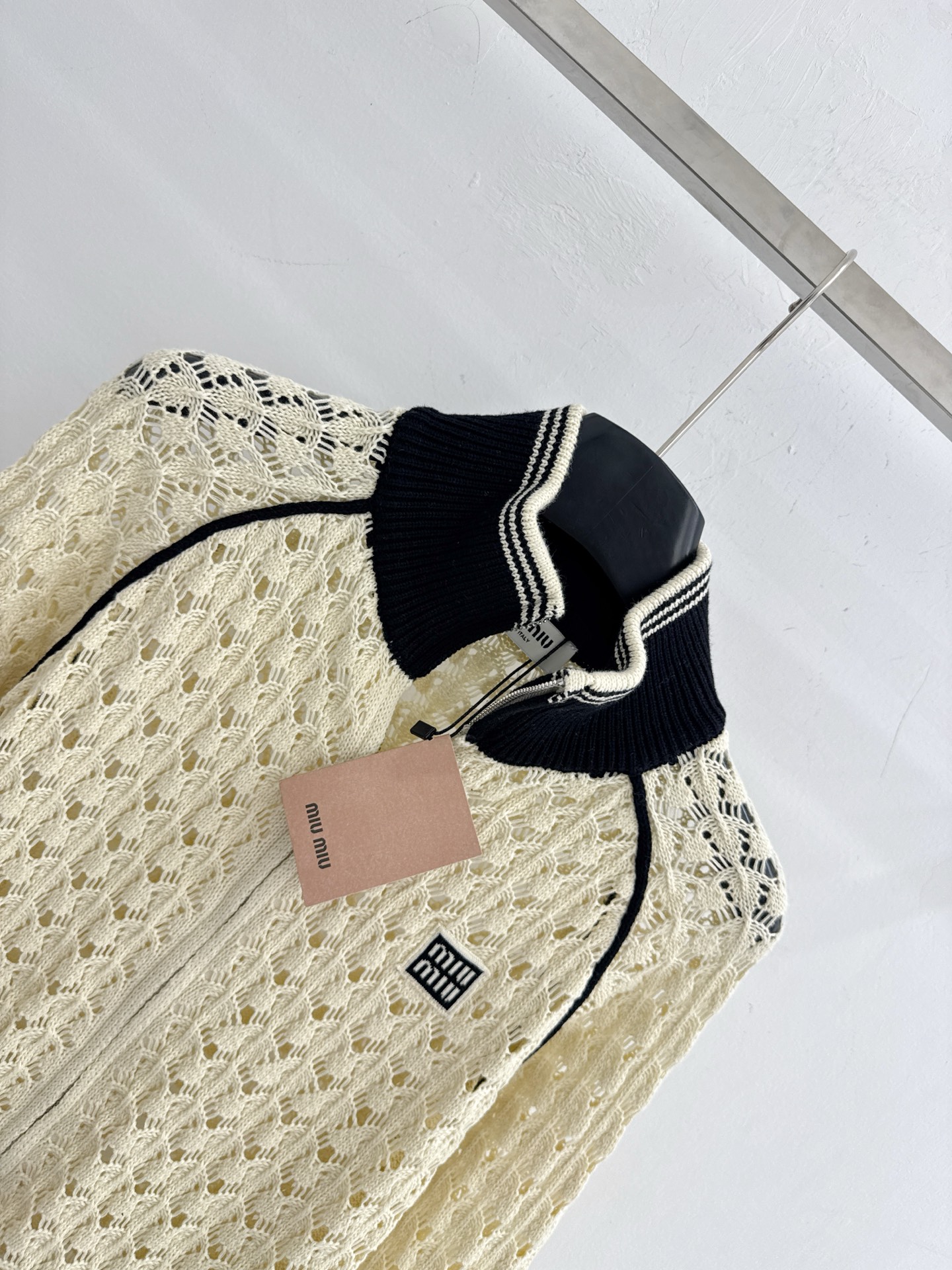 Chanel 撞色镂空针织开衫，透气肌理，logo点缀，甜酷百搭。H