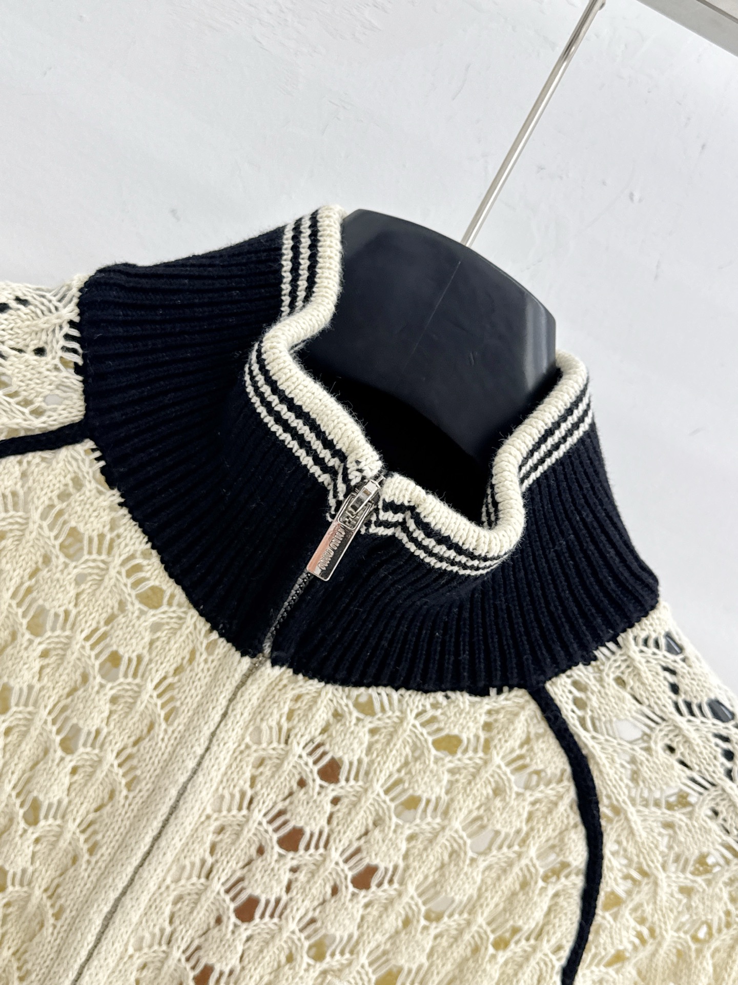 Chanel 撞色镂空针织开衫，透气肌理，logo点缀，甜酷百搭。H