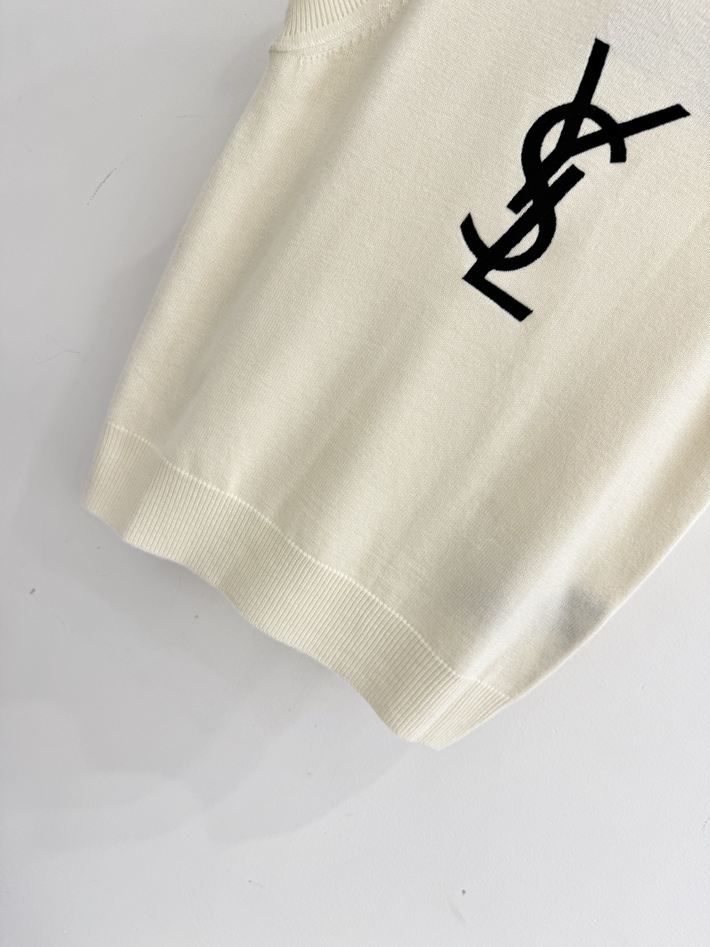 Saint Laurent 米白针织无袖背心，YSL大Logo，简约高级，百搭 。X